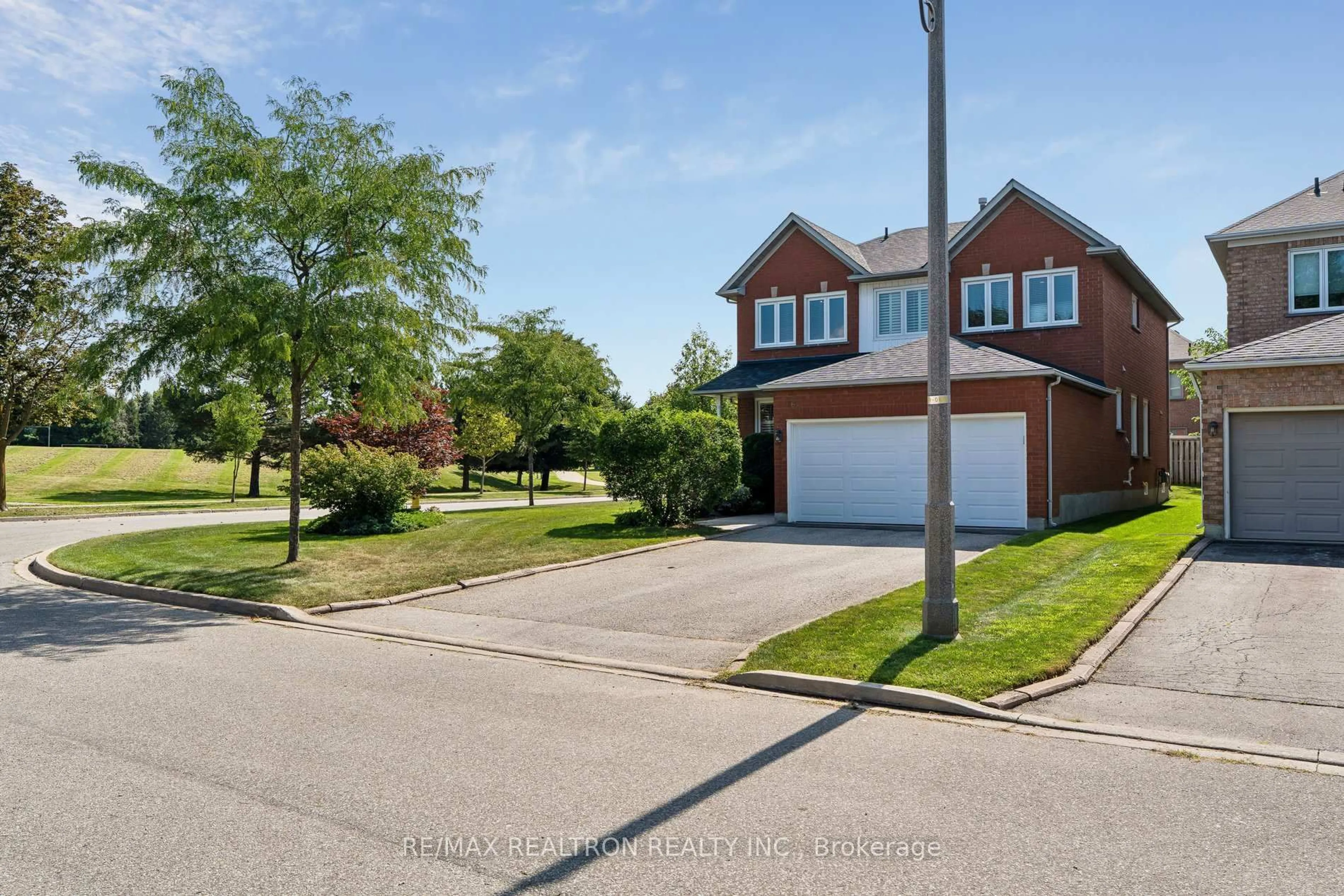 A pic from outside/outdoor area/front of a property/back of a property/a pic from drone, street for 76 Ventura Way, Vaughan Ontario L4J 7T4