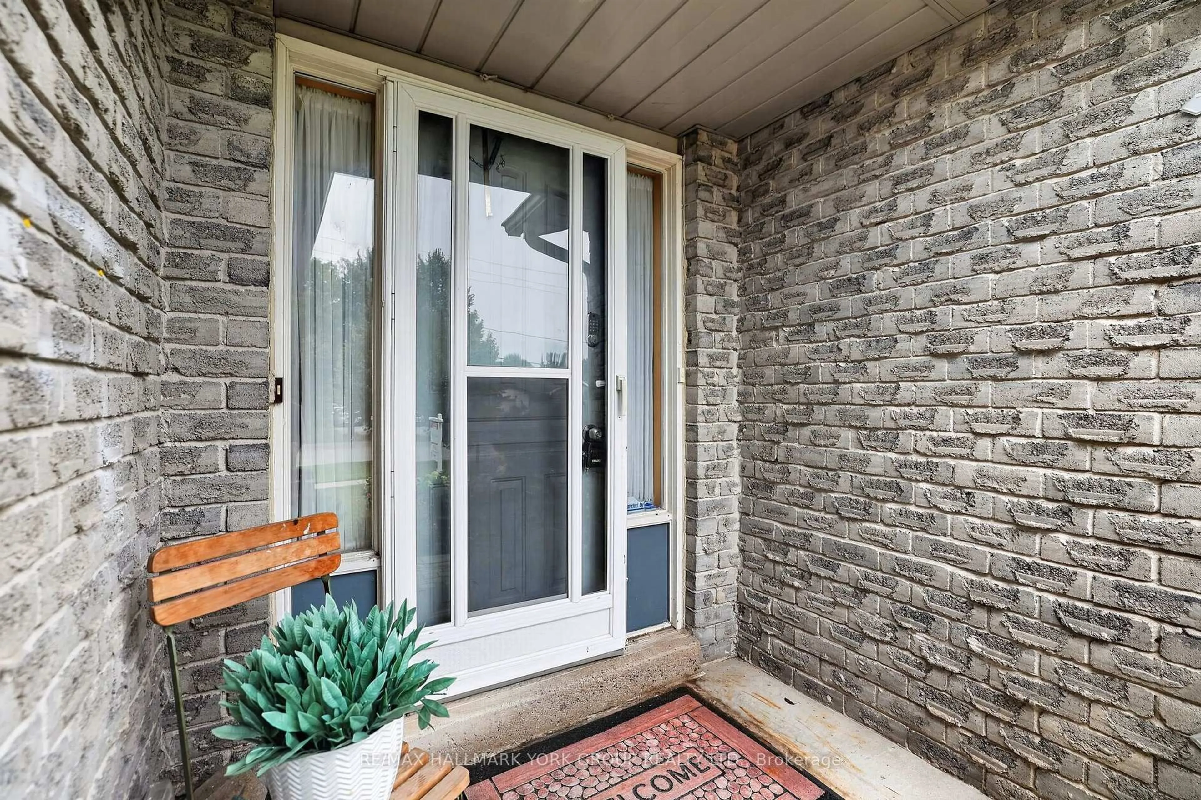 Indoor entryway for 59 Riverglen Dr, Georgina Ontario L4P 3K7