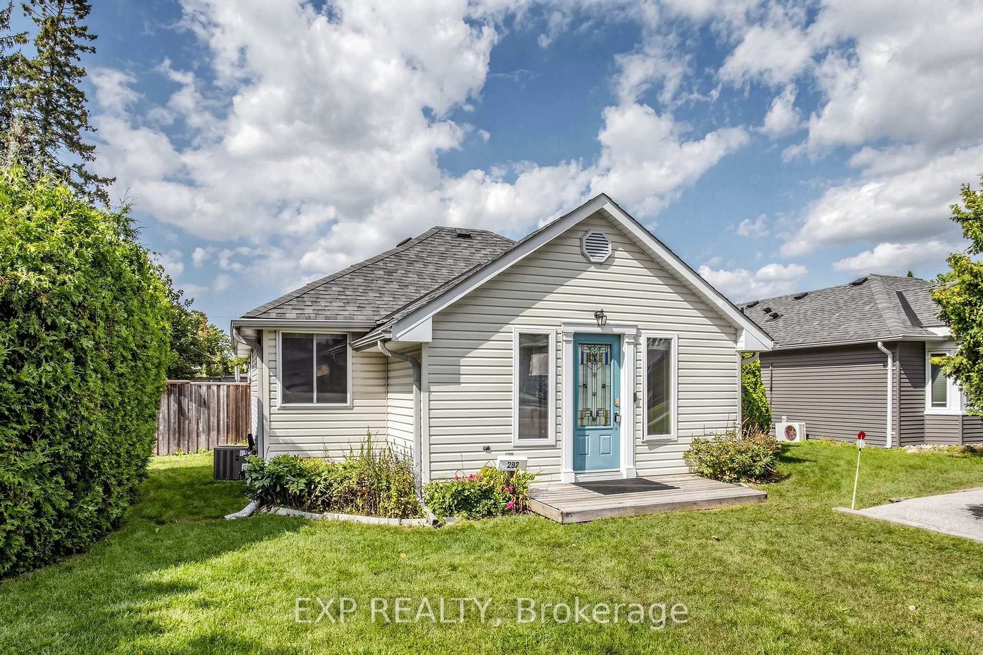 Home with vinyl exterior material, street for 292 Hollywood Dr, Georgina Ontario L4P 2Z8