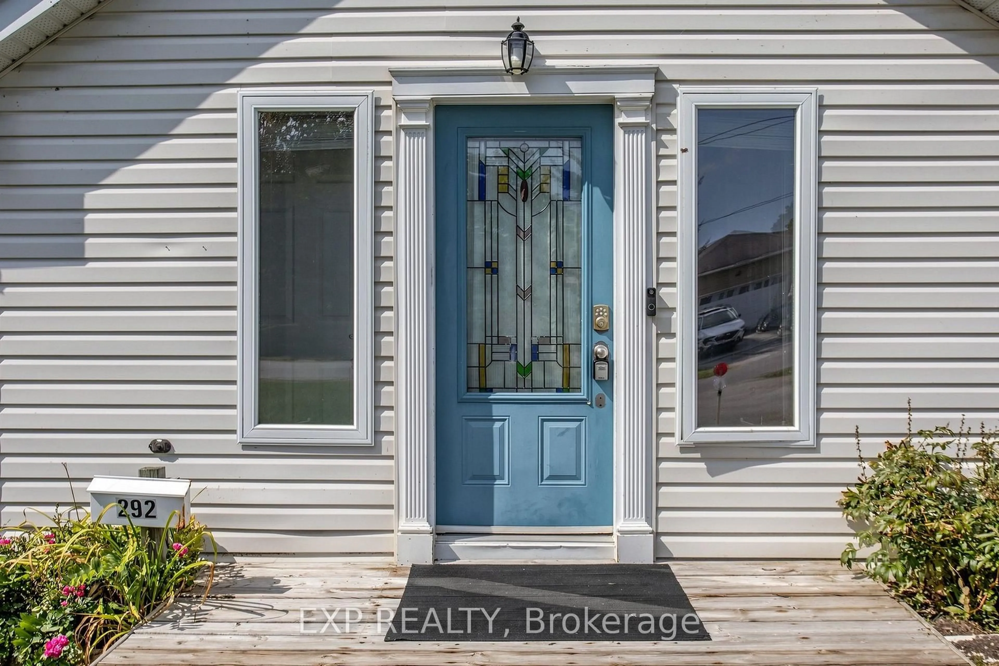 Indoor entryway for 292 Hollywood Dr, Georgina Ontario L4P 2Z8