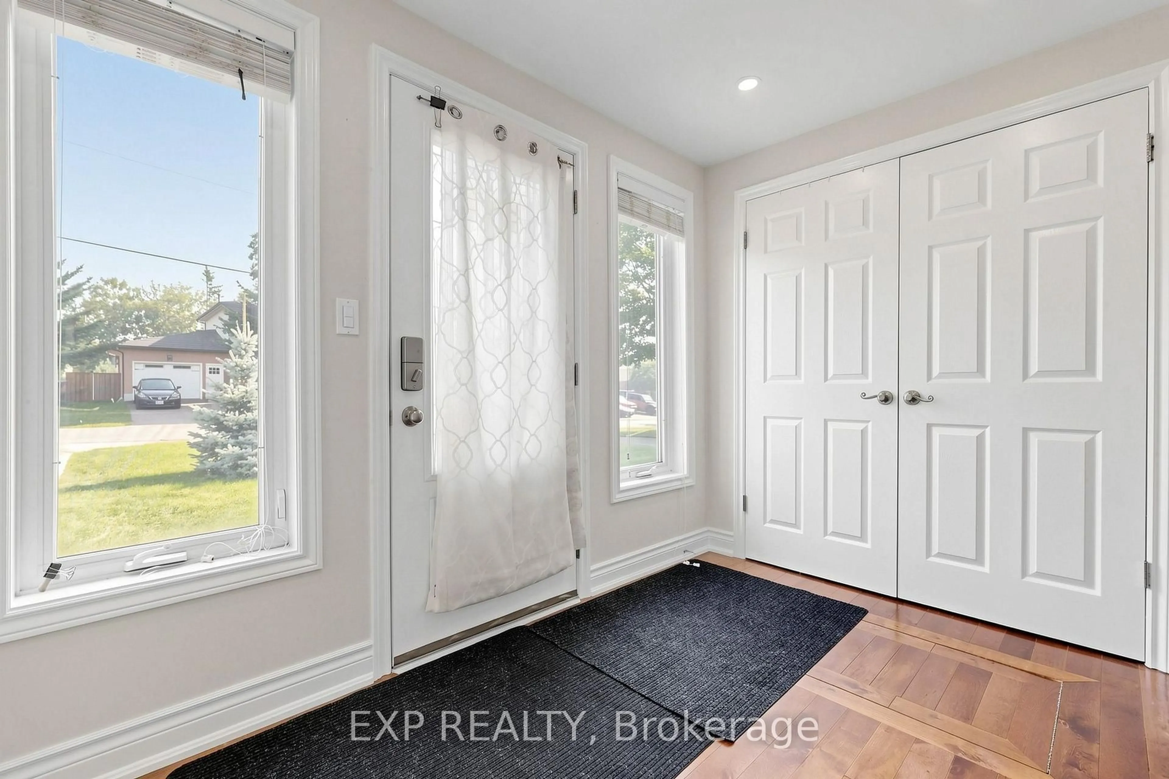 Indoor entryway for 292 Hollywood Dr, Georgina Ontario L4P 2Z8