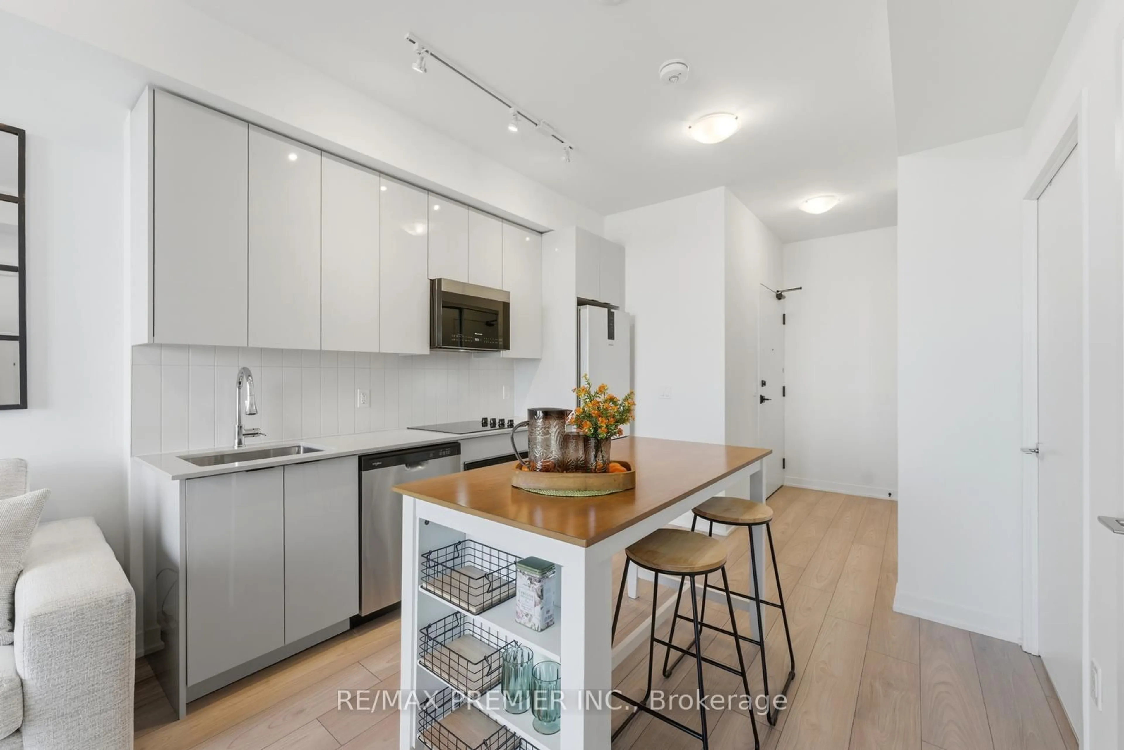 Open concept kitchen, unknown for 10 Abeja St #1512, Vaughan Ontario L4K 0R4