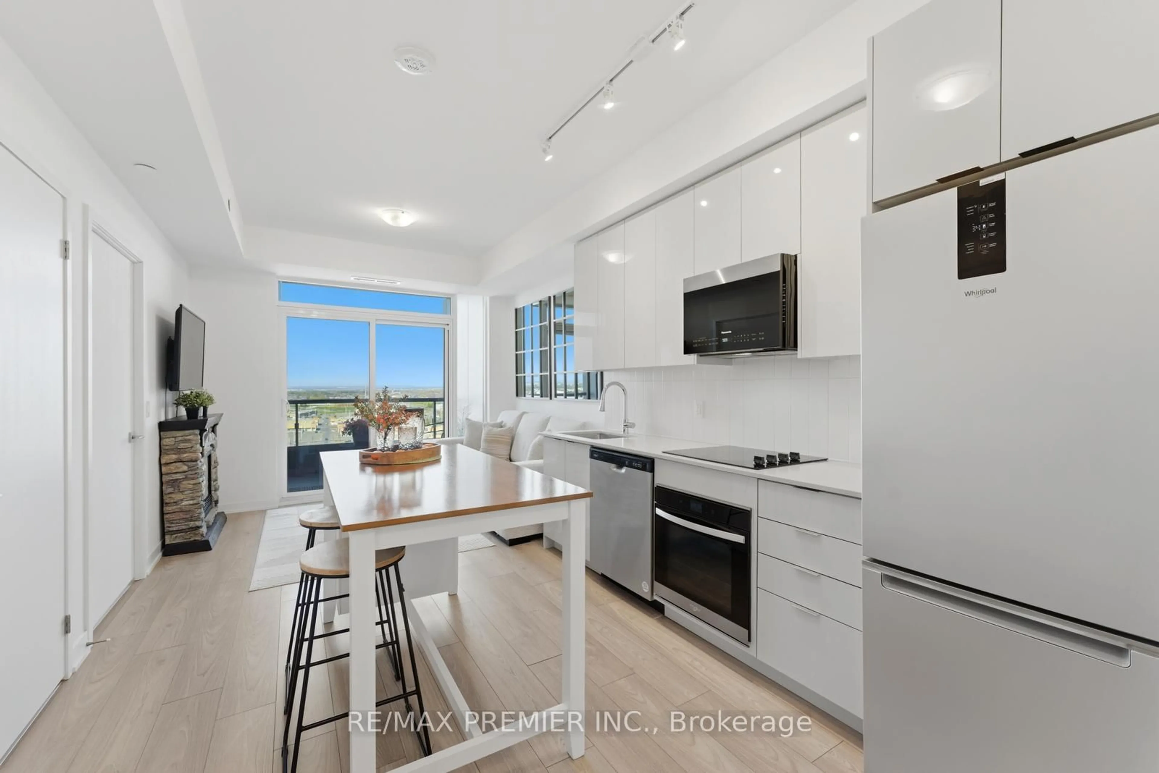 Open concept kitchen, unknown for 10 Abeja St #1512, Vaughan Ontario L4K 0R4