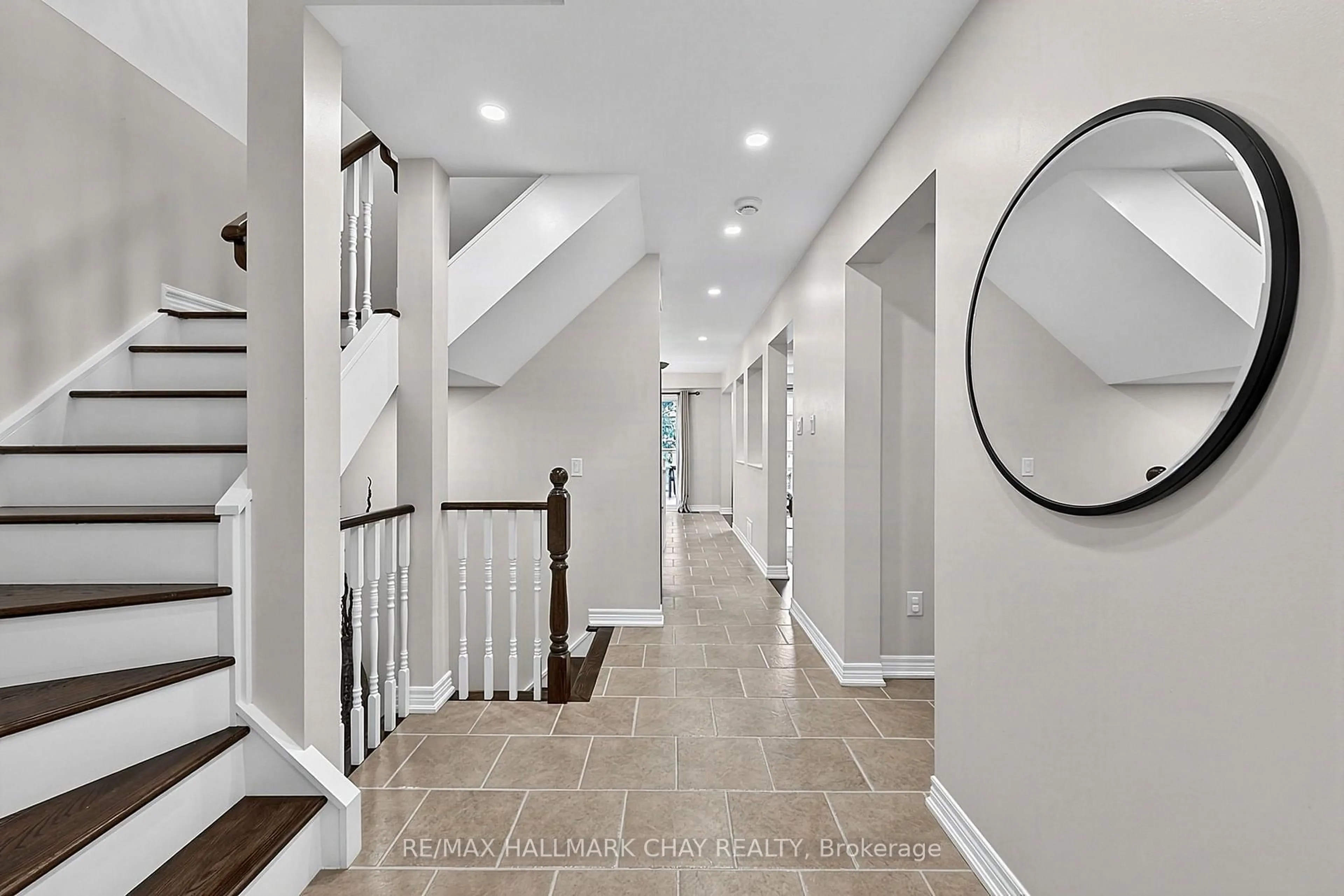 Indoor entryway for 109 Noble Dr, Bradford West Gwillimbury Ontario L3Z 3B5