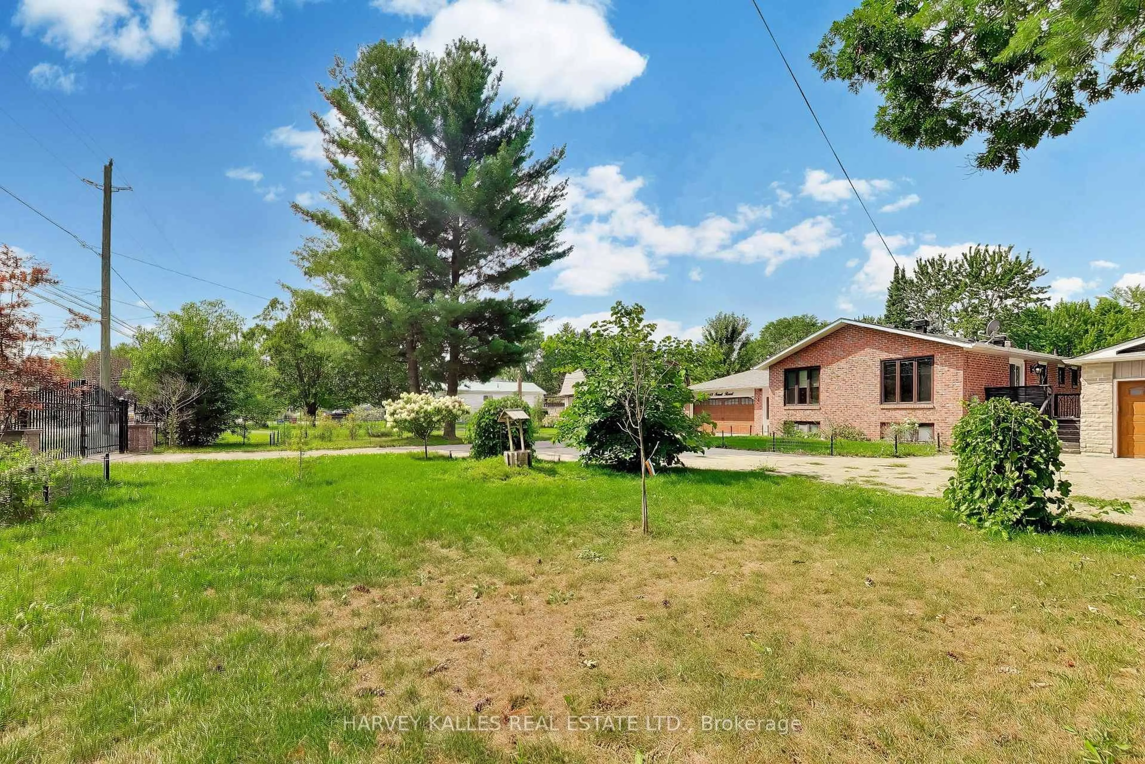 A pic from outside/outdoor area/front of a property/back of a property/a pic from drone, water/lake/river/ocean view for 148 Sand Rd, East Gwillimbury Ontario L9N 1H9