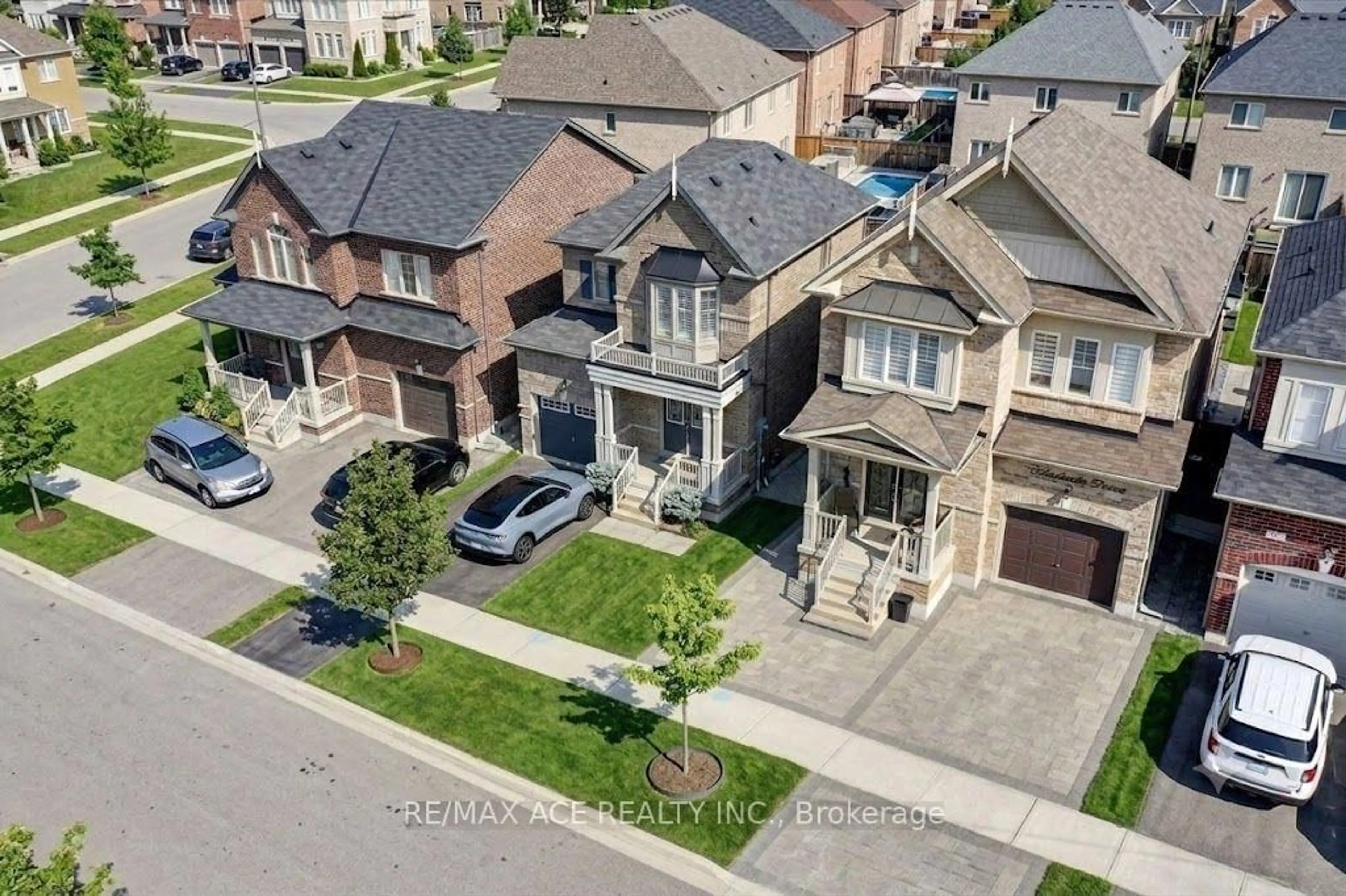 A pic from outside/outdoor area/front of a property/back of a property/a pic from drone, street for 10 Andreeta Dr, Vaughan Ontario L4H 4H2