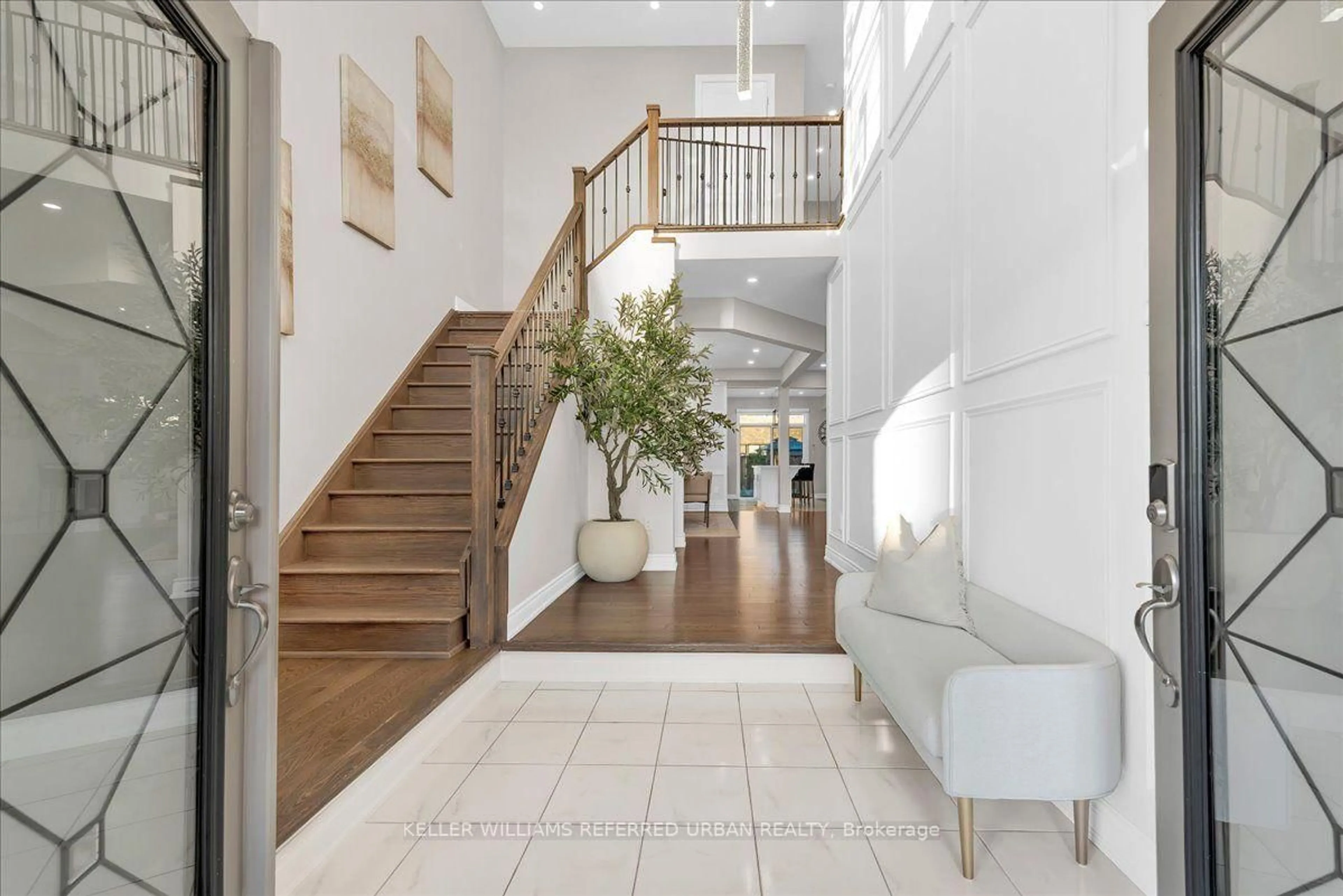 Indoor foyer for 302 Inverness Way, Bradford West Gwillimbury Ontario L3Z 0W8