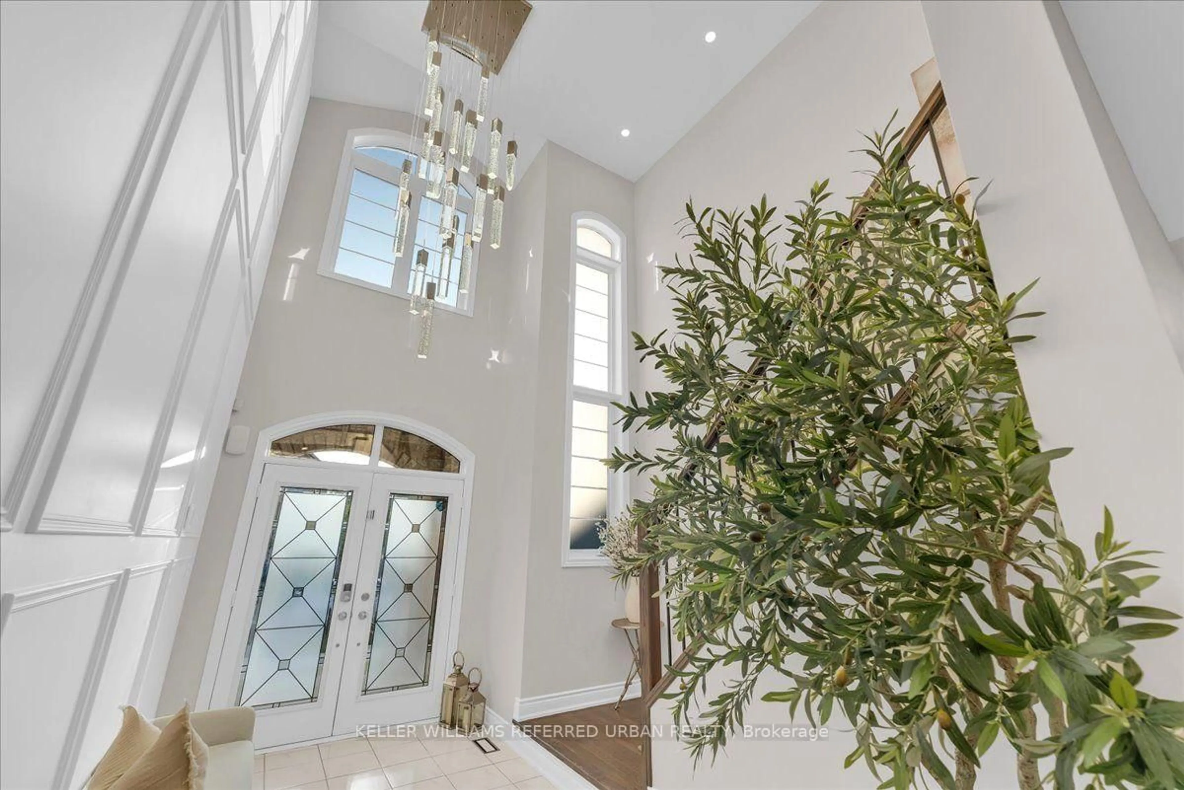 Indoor foyer for 302 Inverness Way, Bradford West Gwillimbury Ontario L3Z 0W8