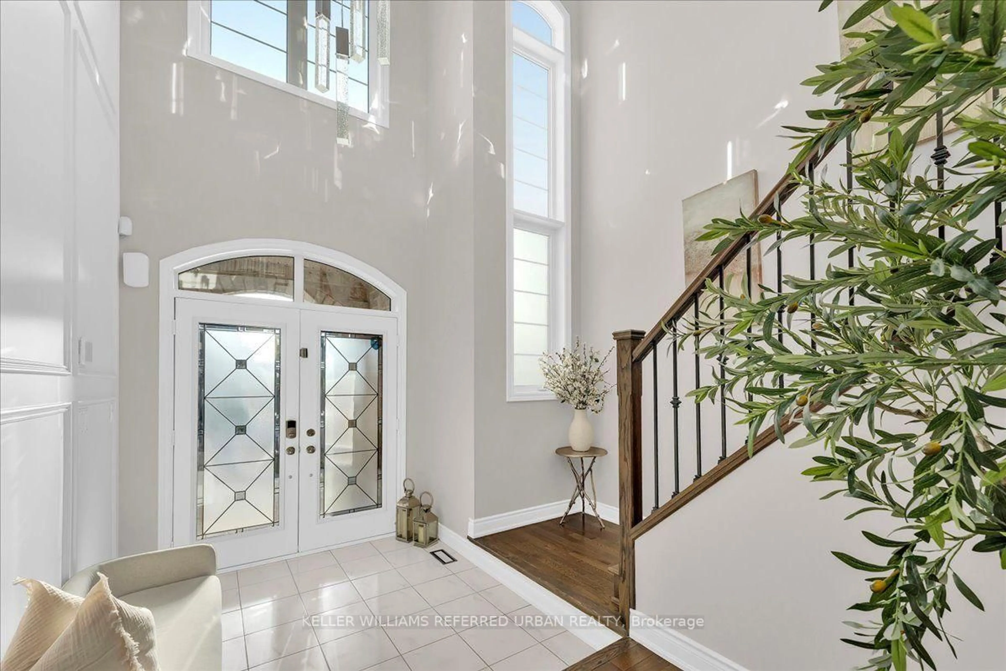 Indoor entryway for 302 Inverness Way, Bradford West Gwillimbury Ontario L3Z 0W8