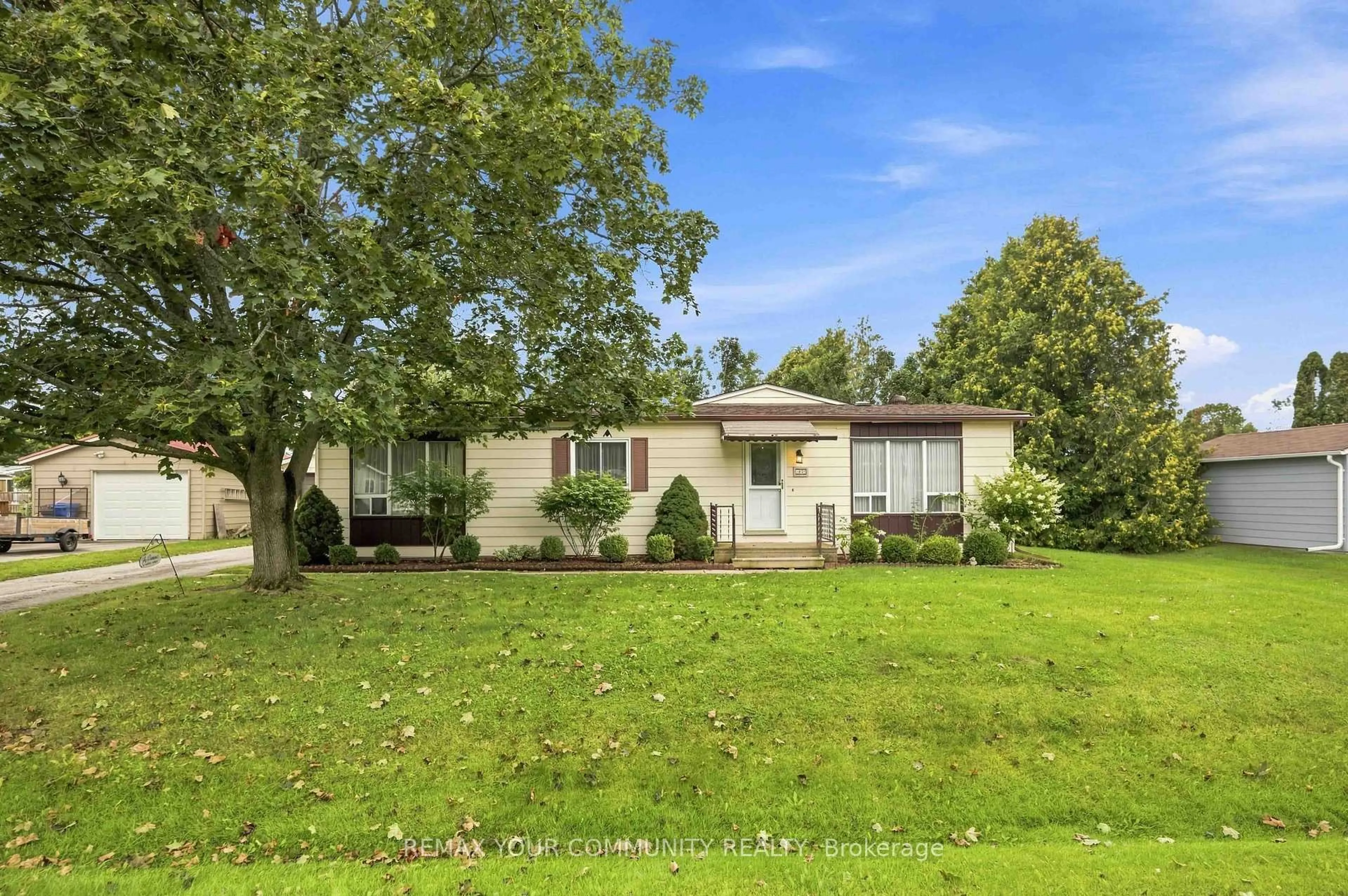 A pic from outside/outdoor area/front of a property/back of a property/a pic from drone, street for 97 Damsel Circ, Georgina Ontario L0E 1R0