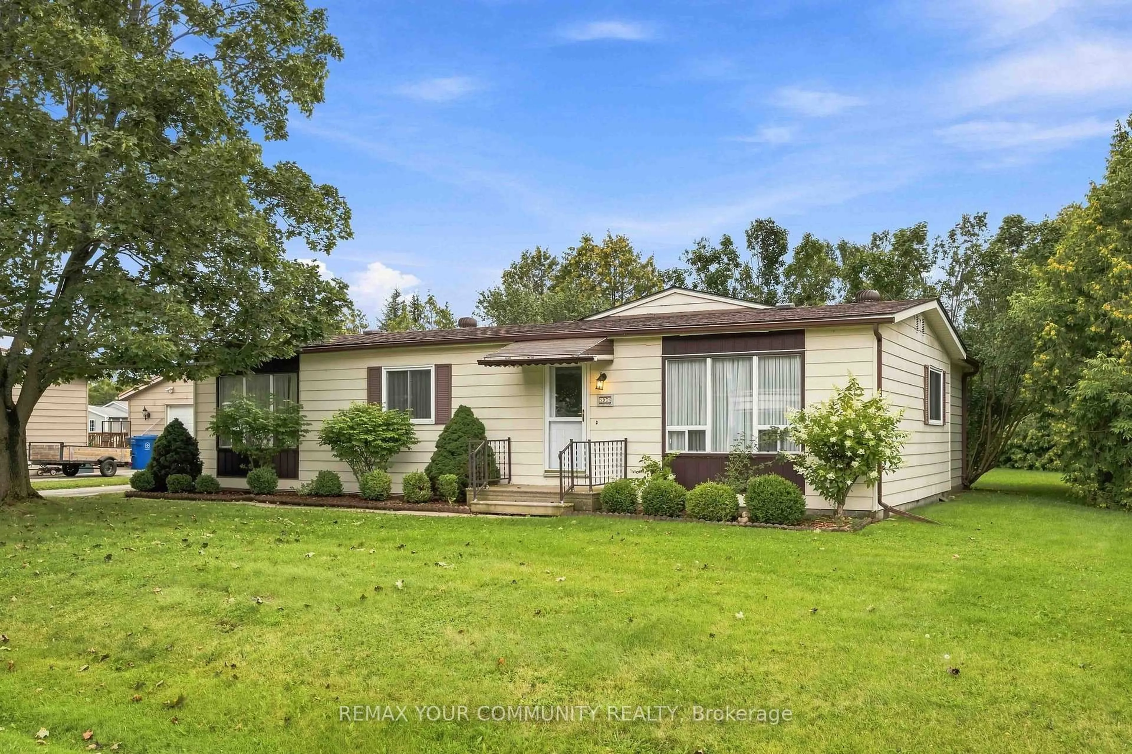 Home with vinyl exterior material, water/lake/river/ocean view for 97 Damsel Circ, Georgina Ontario L0E 1R0