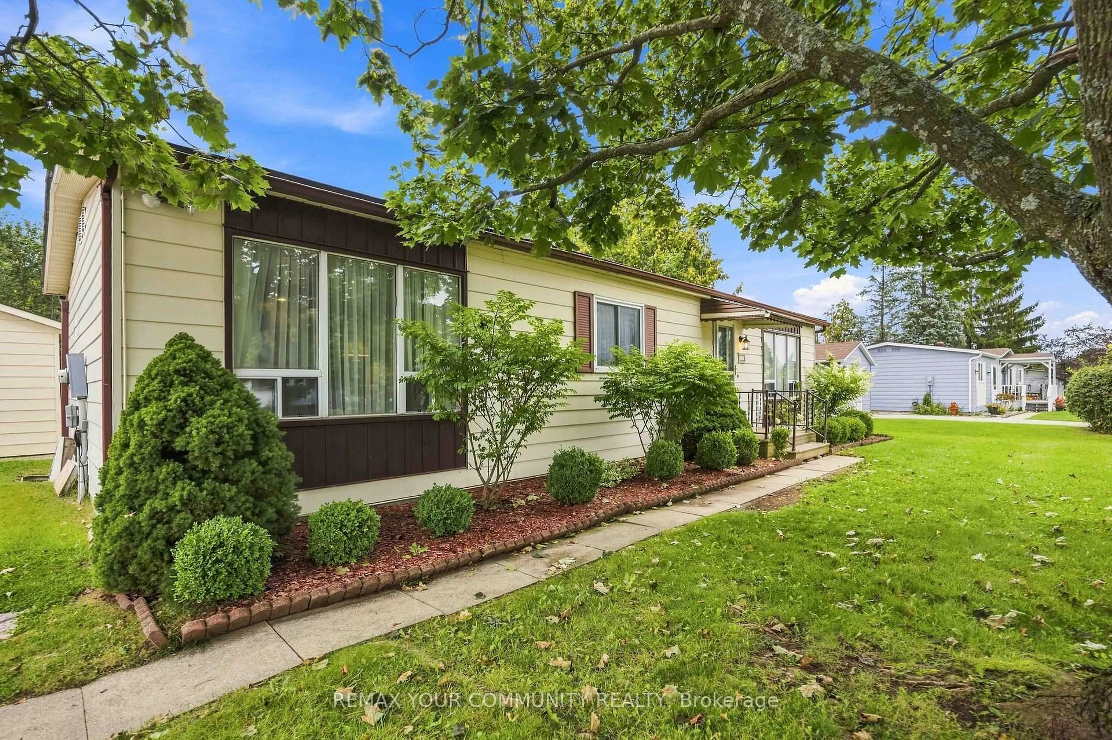 Home with vinyl exterior material, street for 97 Damsel Circ, Georgina Ontario L0E 1R0