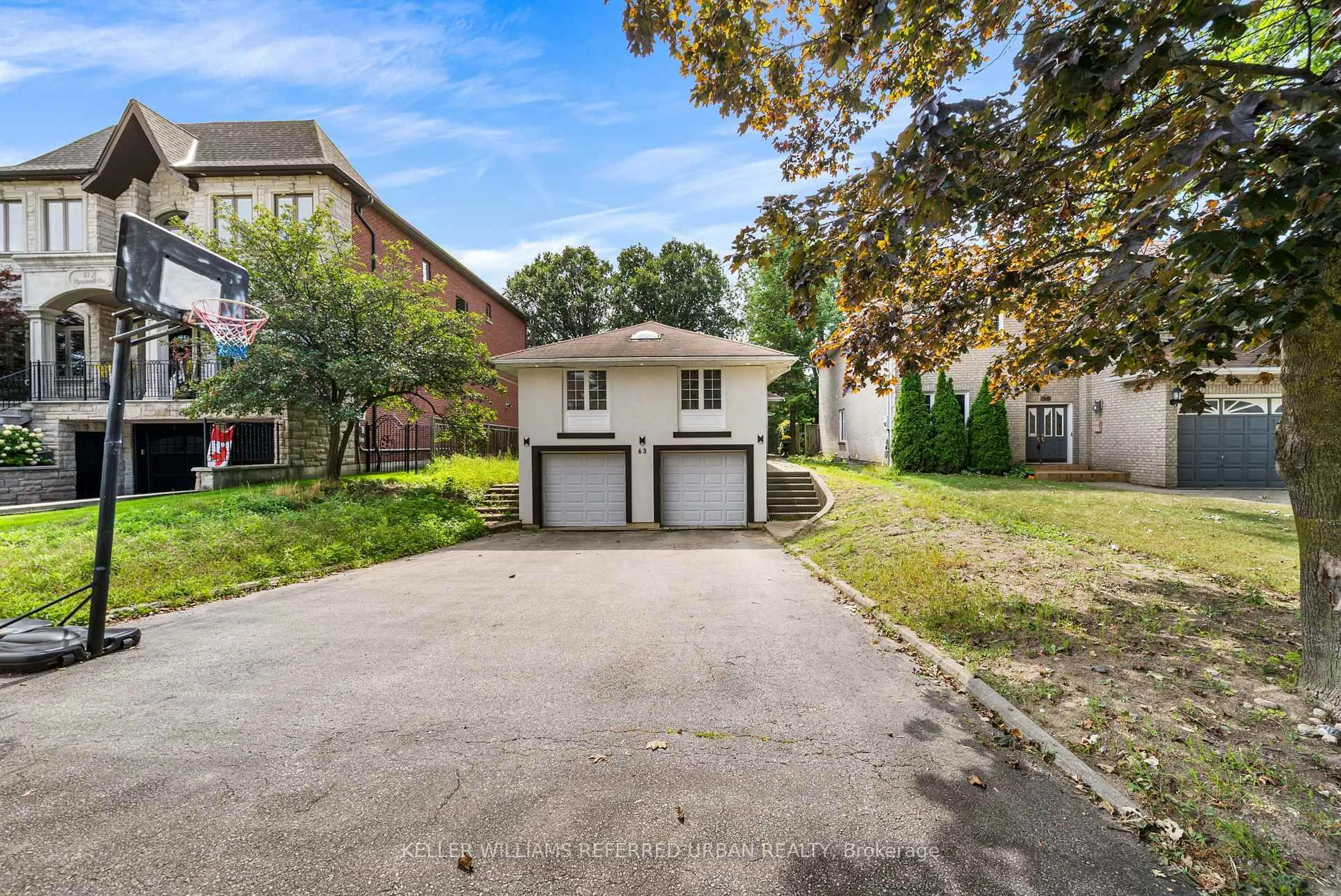 A pic from outside/outdoor area/front of a property/back of a property/a pic from drone, street for 63 Roosevelt Dr, Richmond Hill Ontario L4C 6V2