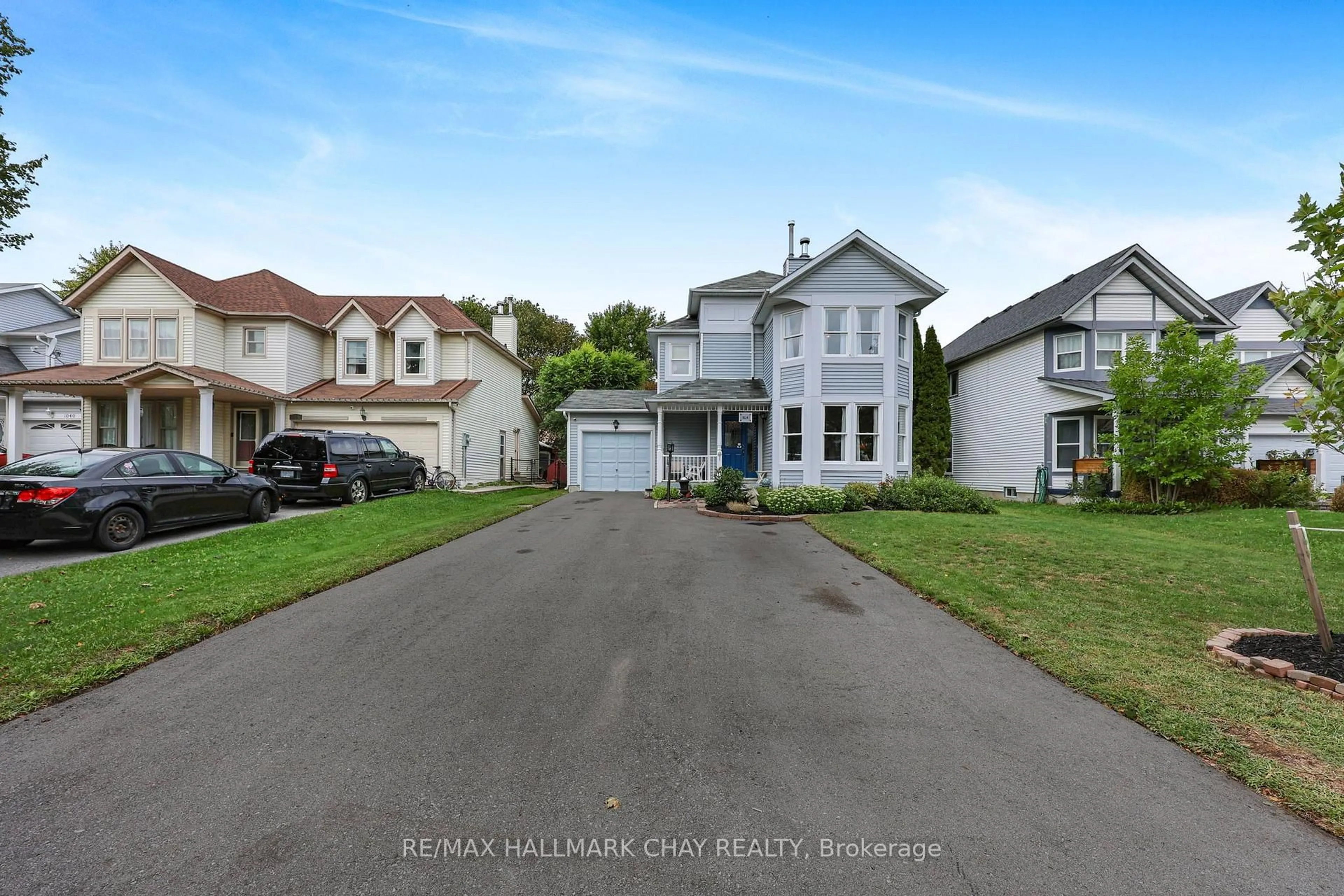 A pic from outside/outdoor area/front of a property/back of a property/a pic from drone, street for 1034 Linden St, Innisfil Ontario L9S 1W4