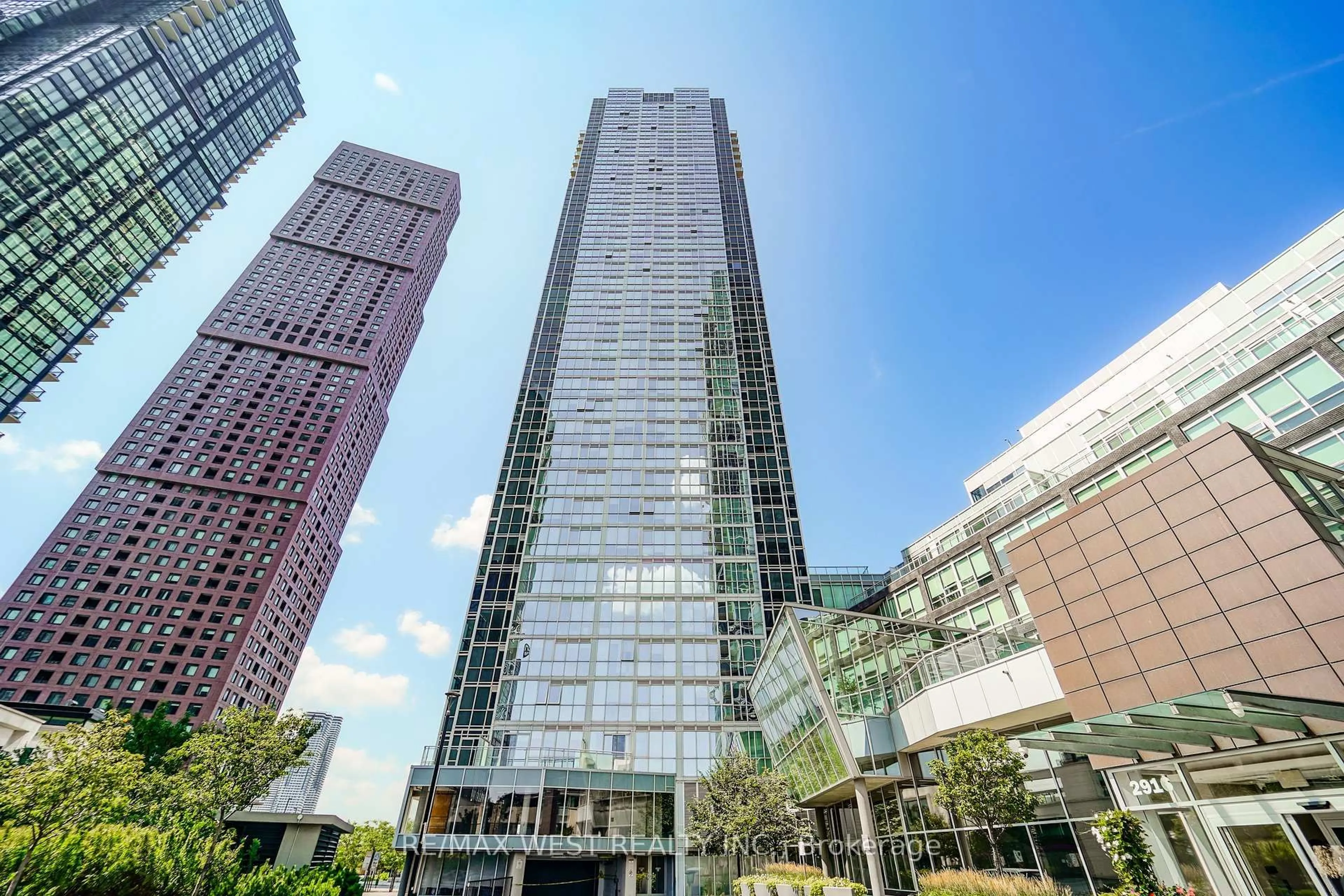 Indoor foyer for 2916 Highway 7 Rd #3007, Vaughan Ontario L4K 0K6