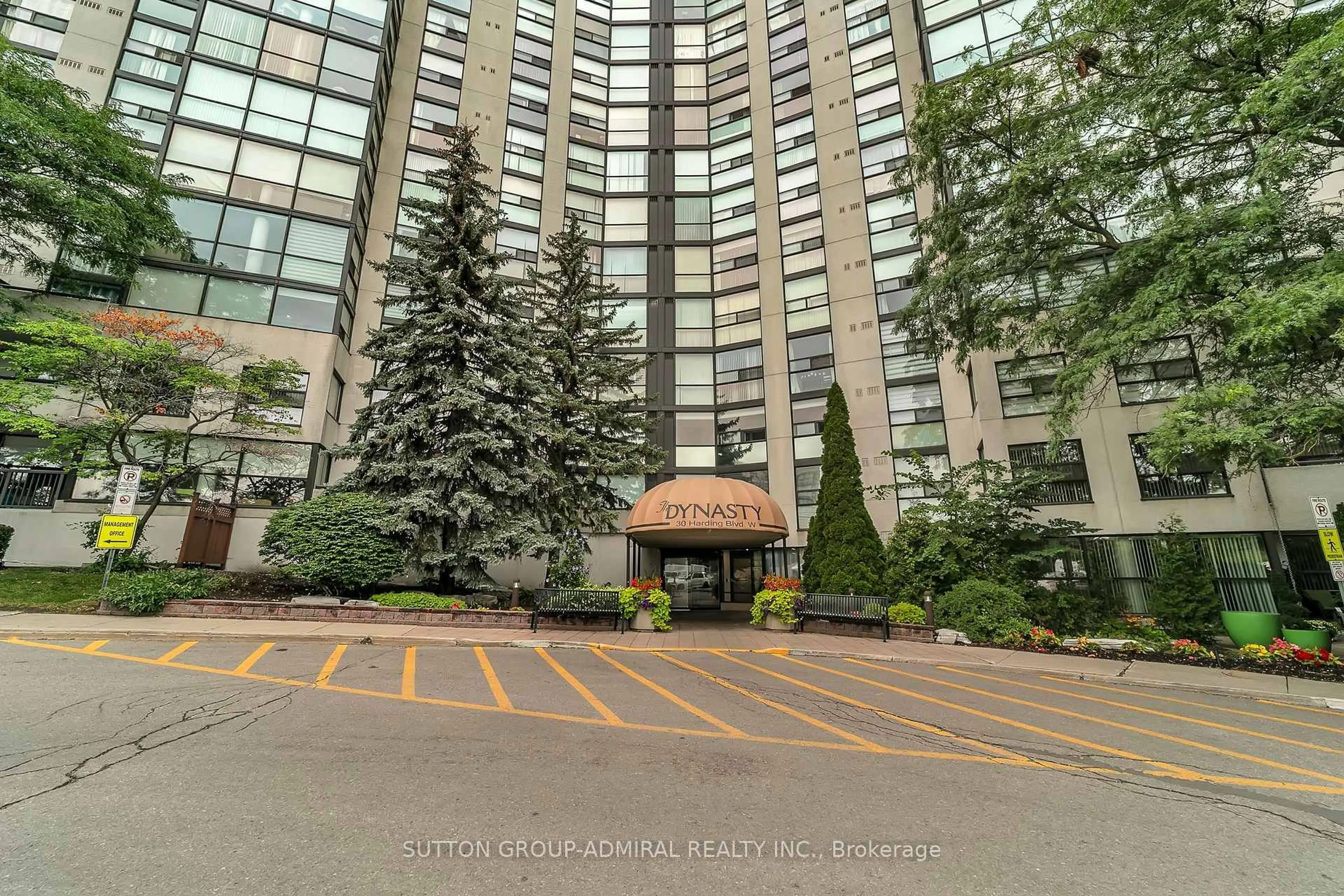 Indoor foyer for 30 Harding Blvd #314, Richmond Hill Ontario L4C 9M3
