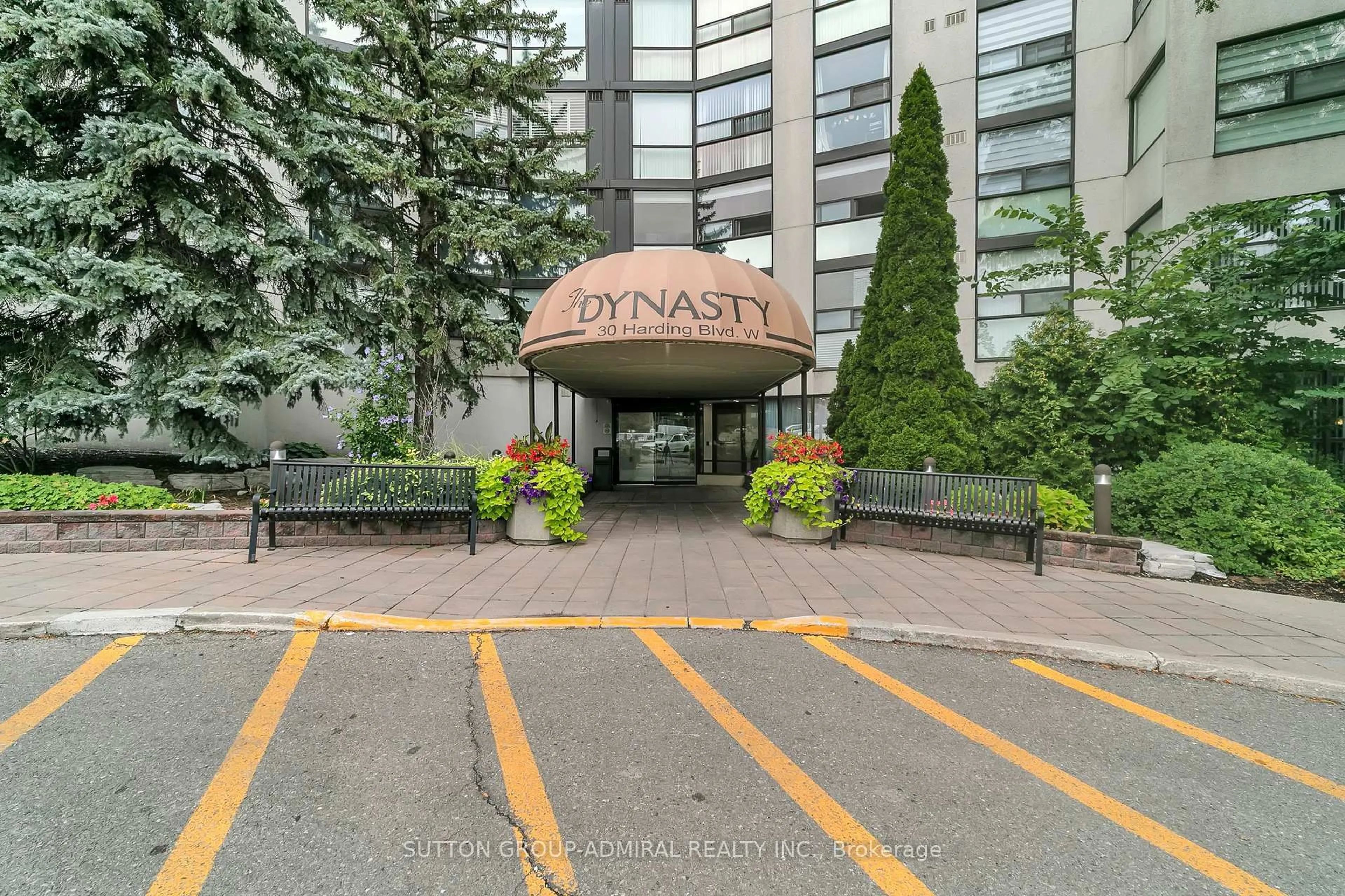 Indoor foyer for 30 Harding Blvd #314, Richmond Hill Ontario L4C 9M3