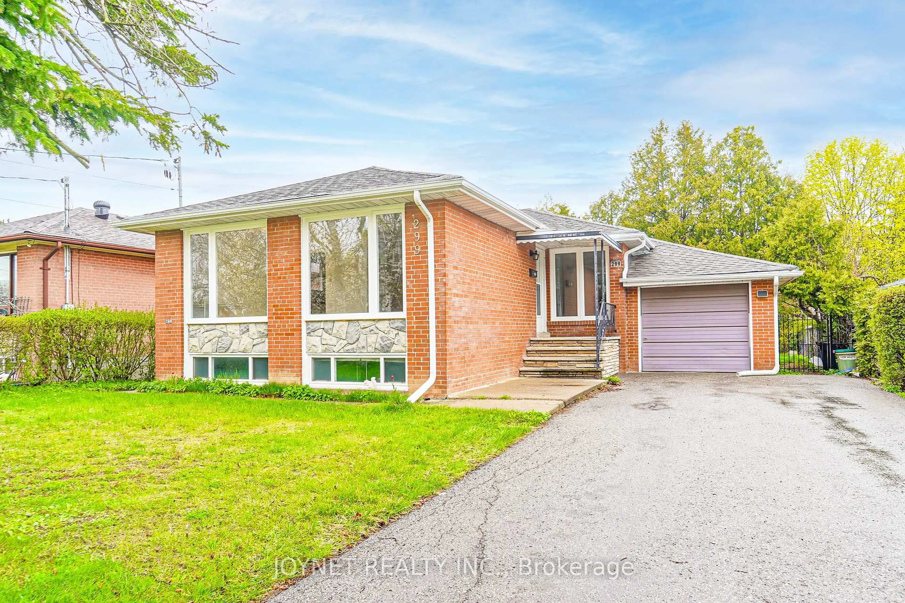 Home with brick exterior material, street for 299 Palmer Ave, Richmond Hill Ontario L4C 1P4