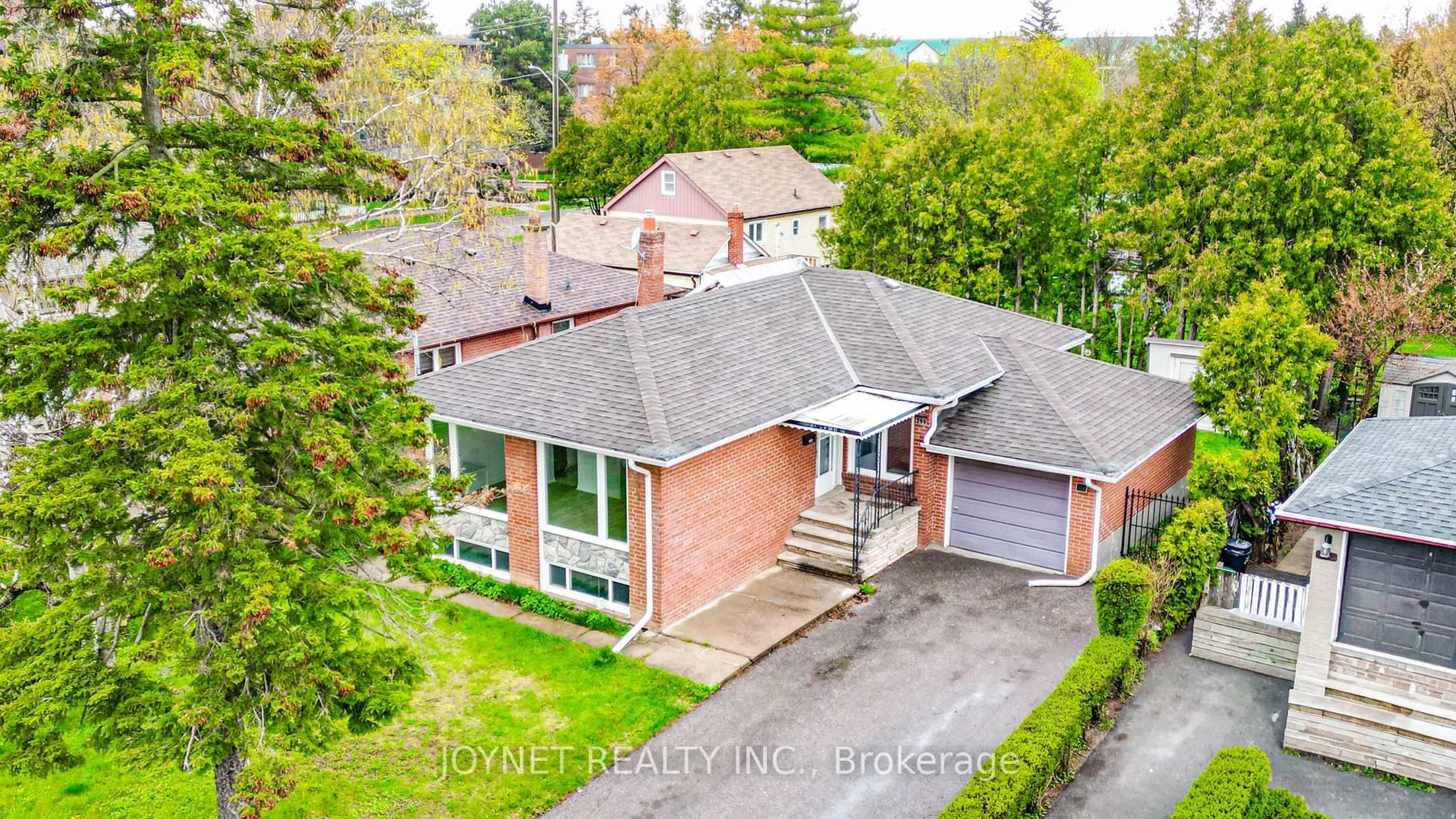 A pic from outside/outdoor area/front of a property/back of a property/a pic from drone, street for 299 Palmer Ave, Richmond Hill Ontario L4C 1P4