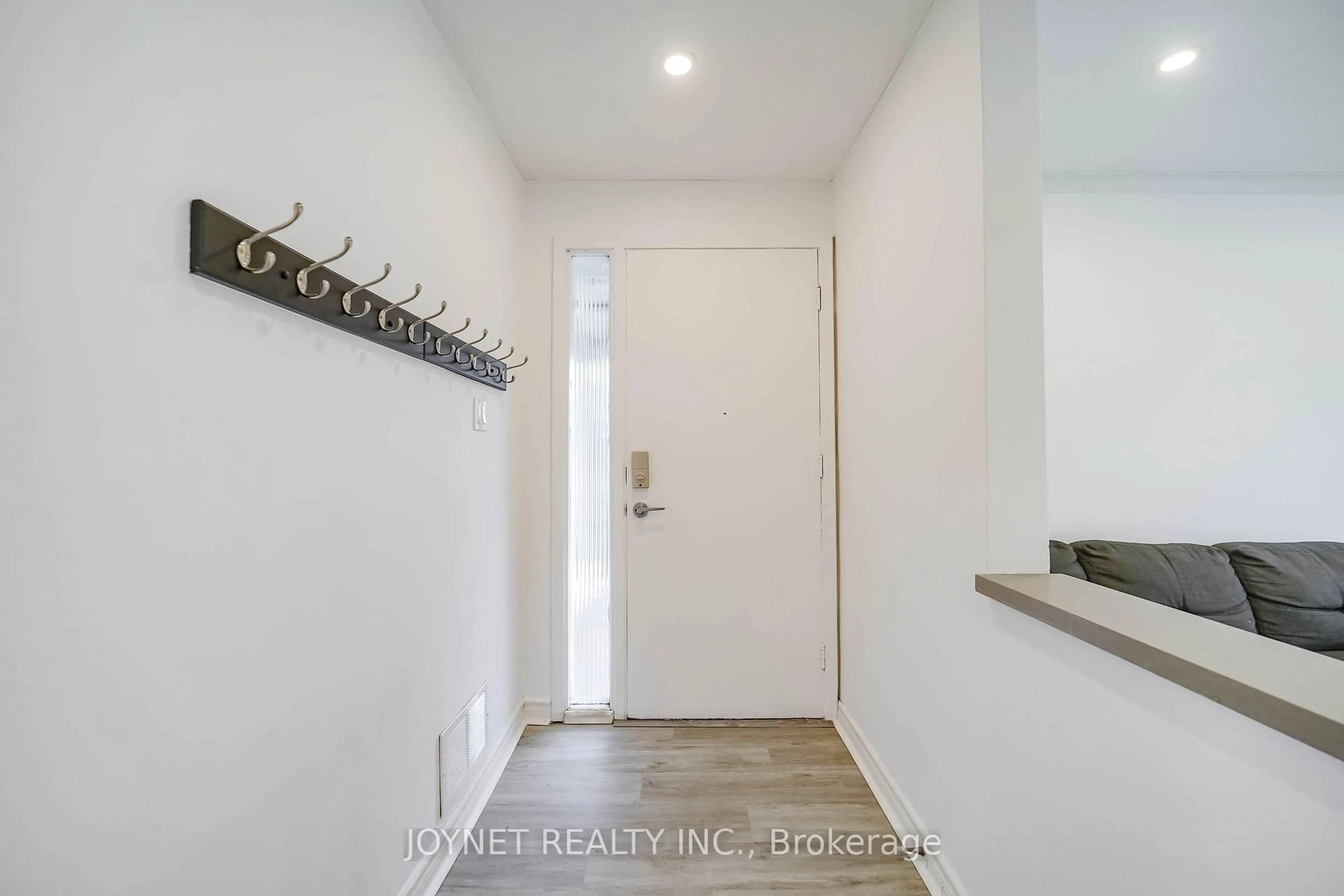 Indoor entryway for 299 Palmer Ave, Richmond Hill Ontario L4C 1P4