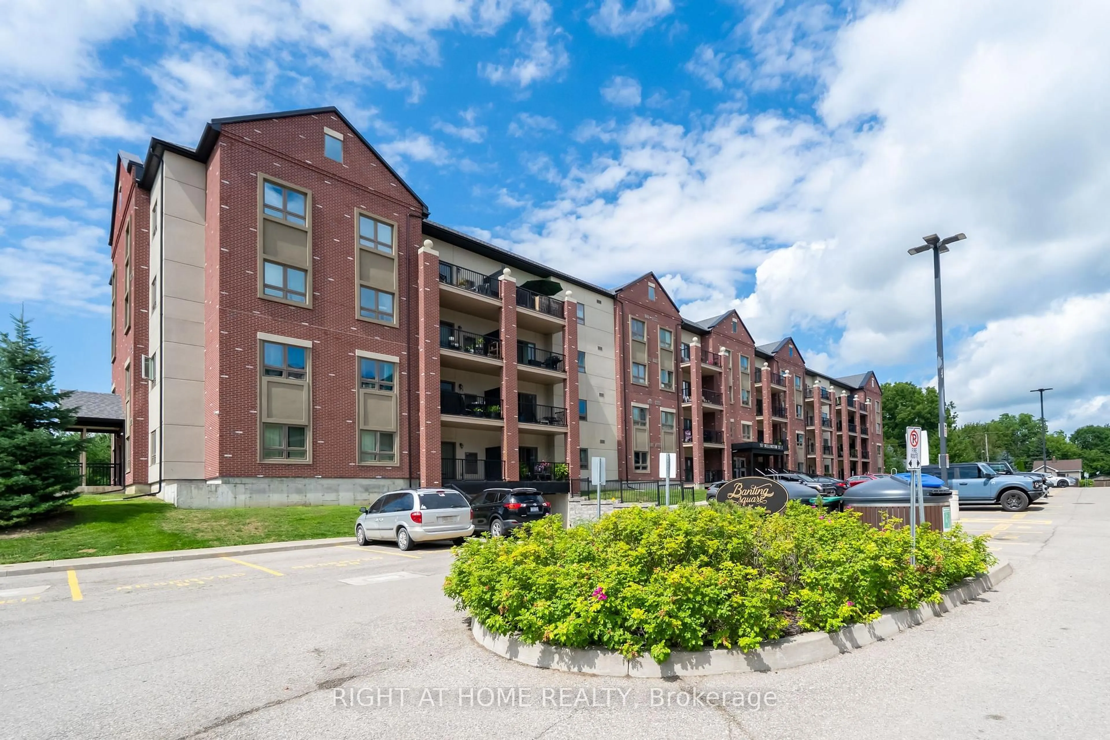 A pic from outside/outdoor area/front of a property/back of a property/a pic from drone, unknown for 157 Wellington St #304, New Tecumseth Ontario L9R 0R7