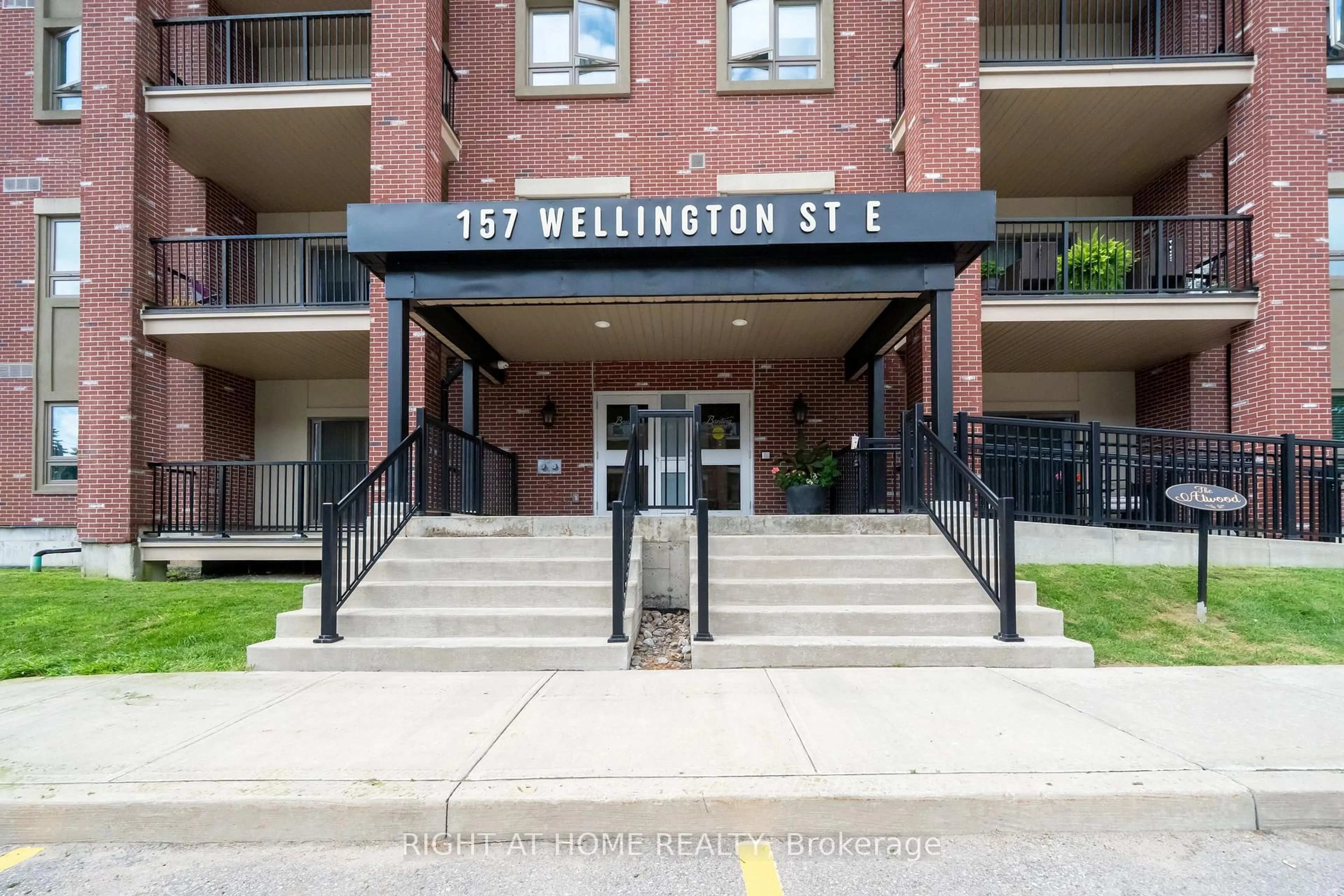 Indoor foyer for 157 Wellington St #304, New Tecumseth Ontario L9R 0R7