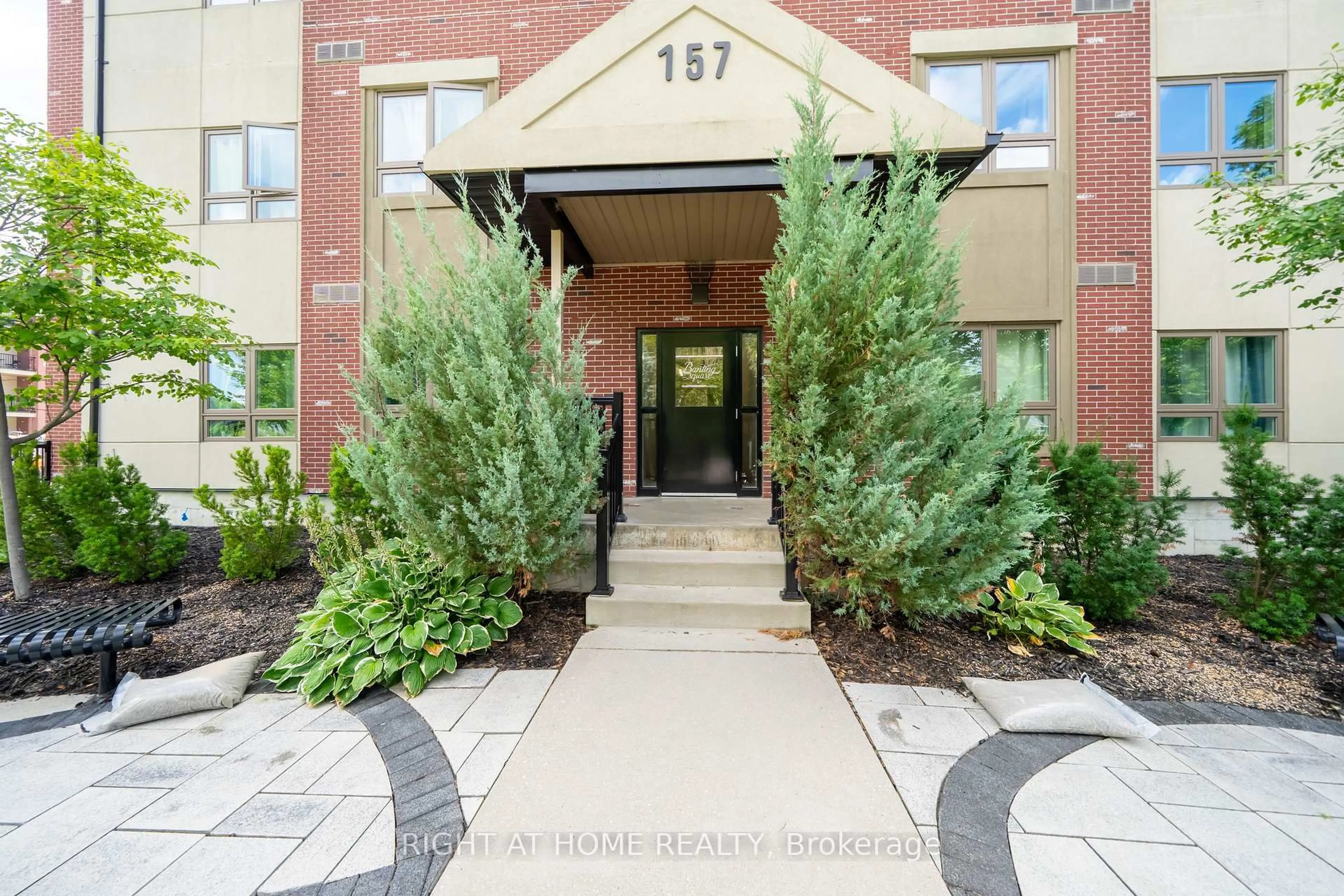 Indoor foyer for 157 Wellington St #304, New Tecumseth Ontario L9R 0R7