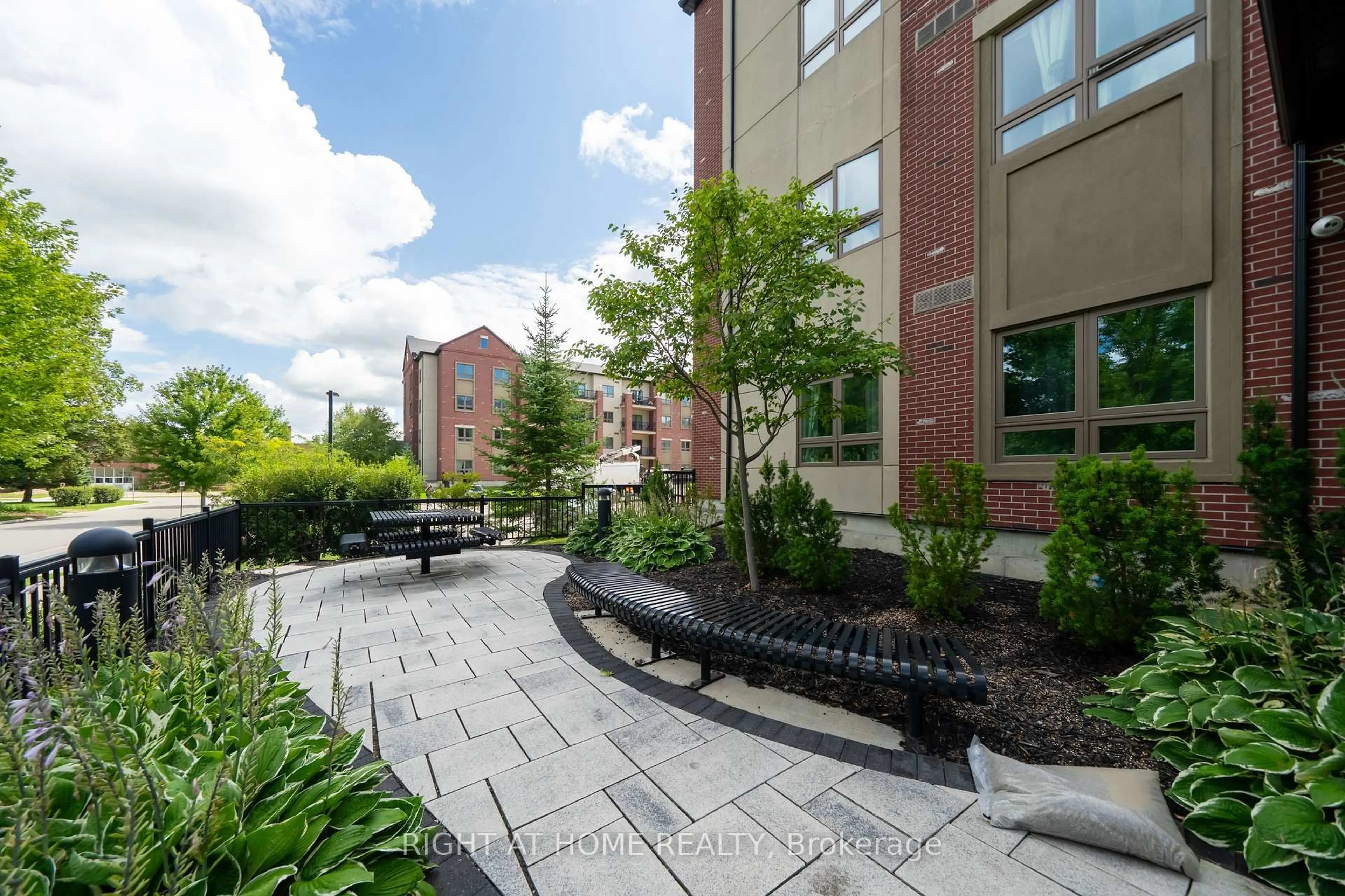 Patio, street for 157 Wellington St #304, New Tecumseth Ontario L9R 0R7