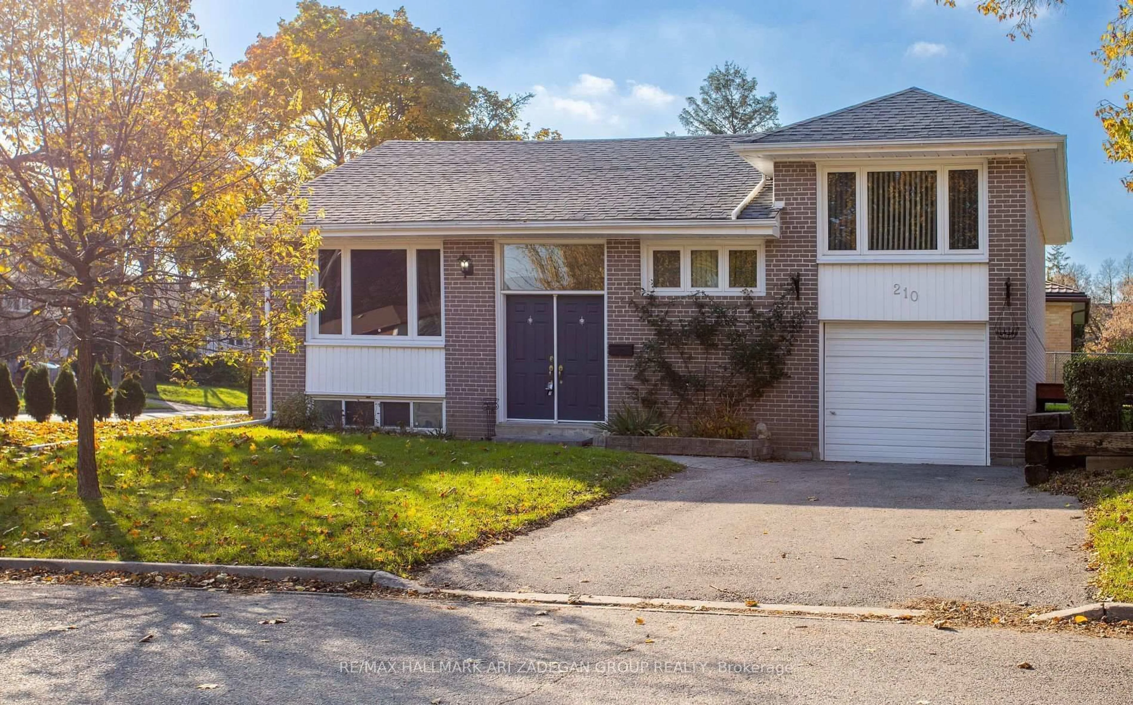 Home with vinyl exterior material, street for 210 Harrygan Cres, Richmond Hill Ontario L4C 4J1