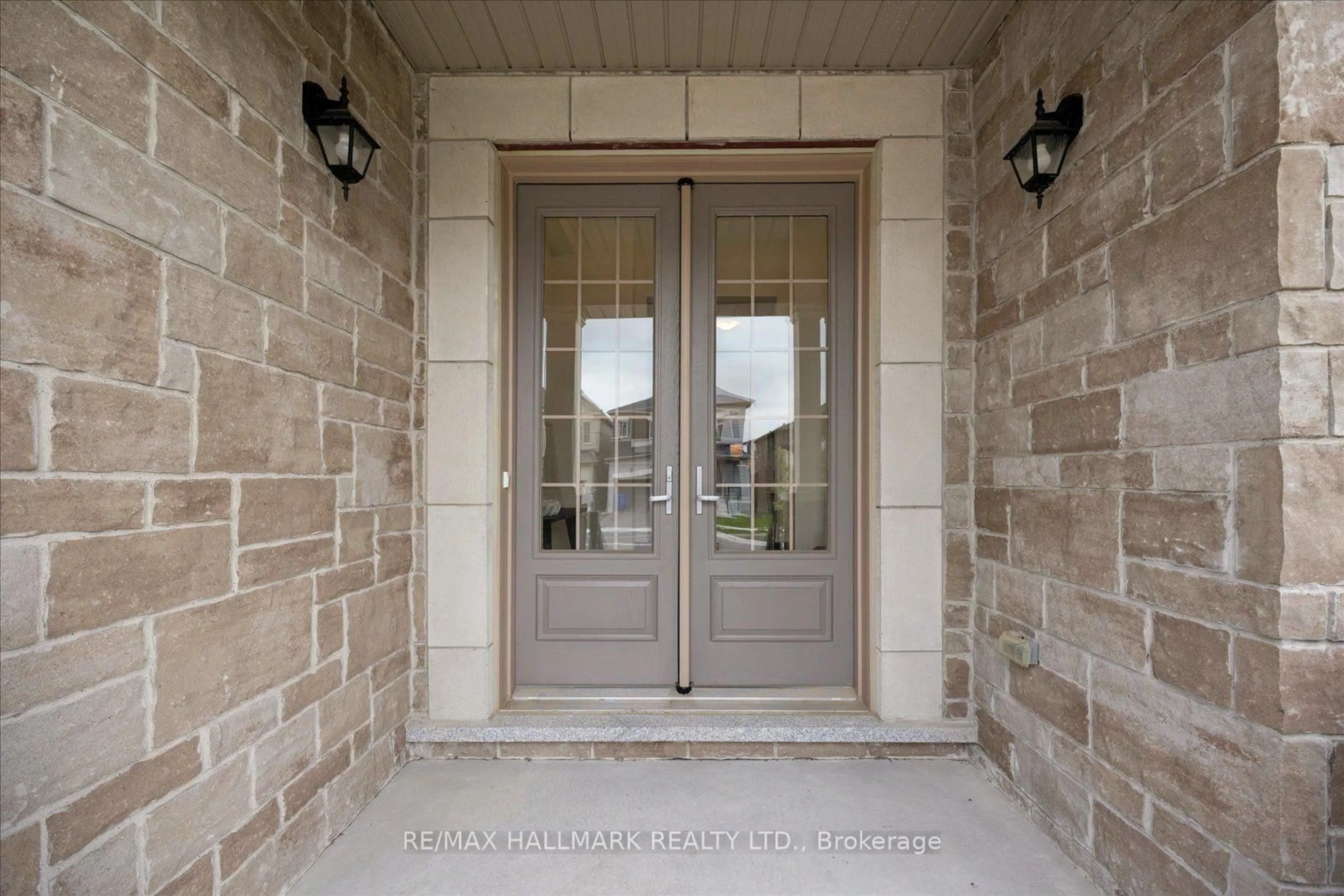 Indoor entryway for 72 Silk Twist Dr, East Gwillimbury Ontario L9N 0W4