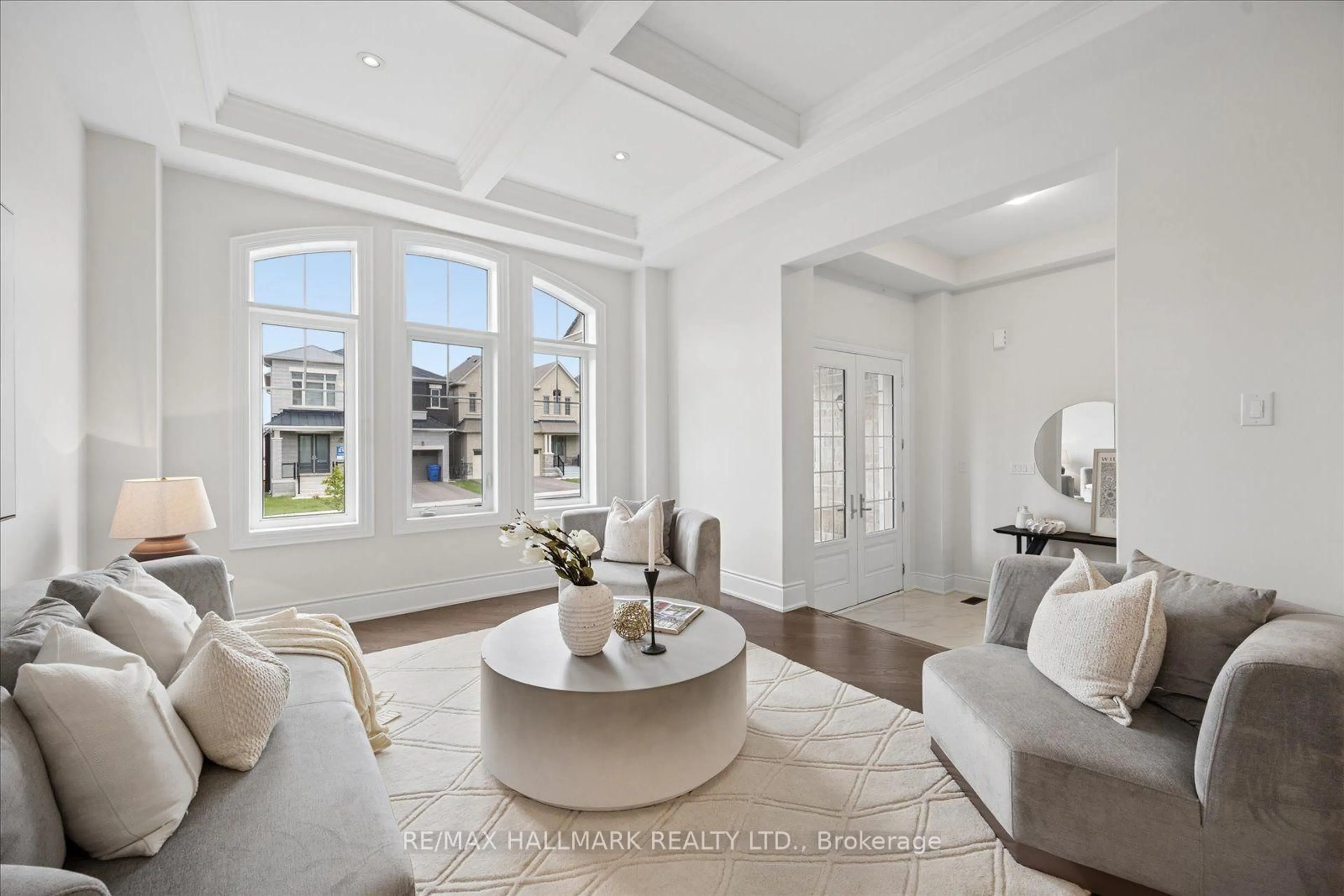 Living room with furniture, unknown for 72 Silk Twist Dr, East Gwillimbury Ontario L9N 0W4