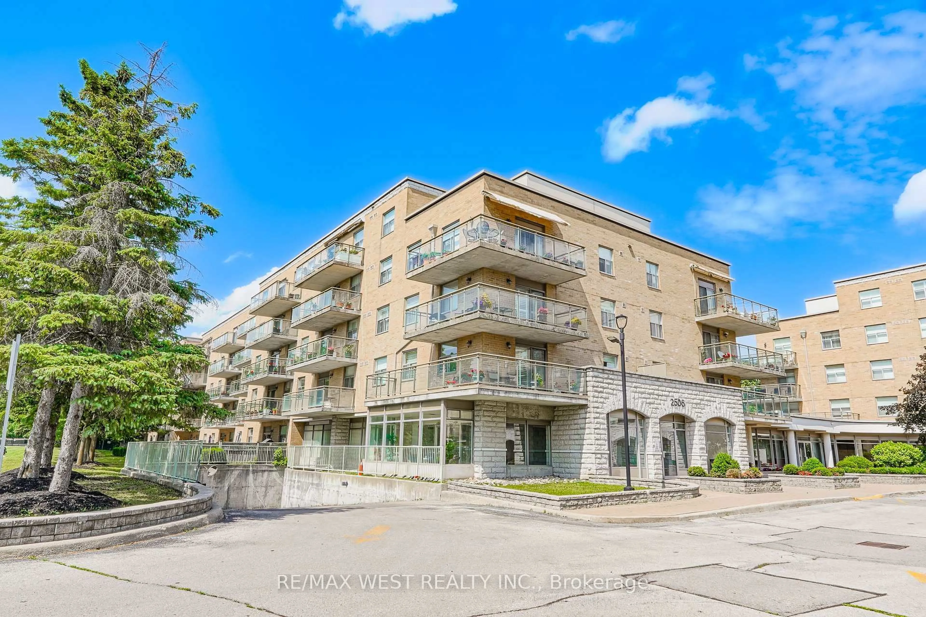 Patio, building for 2506 Rutherford Rd #414, Vaughan Ontario L4K 5N4