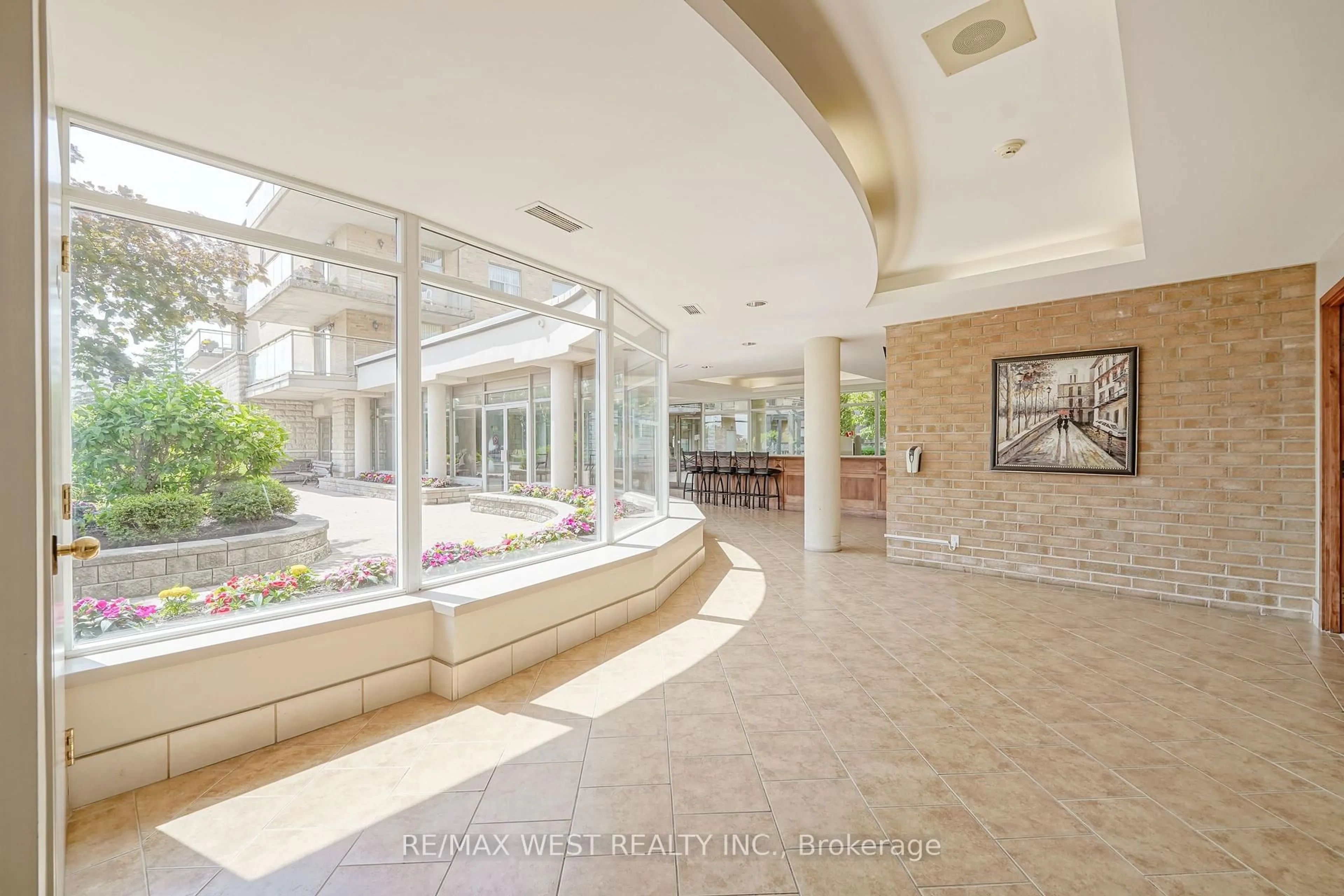 Indoor foyer for 2506 Rutherford Rd #414, Vaughan Ontario L4K 5N4