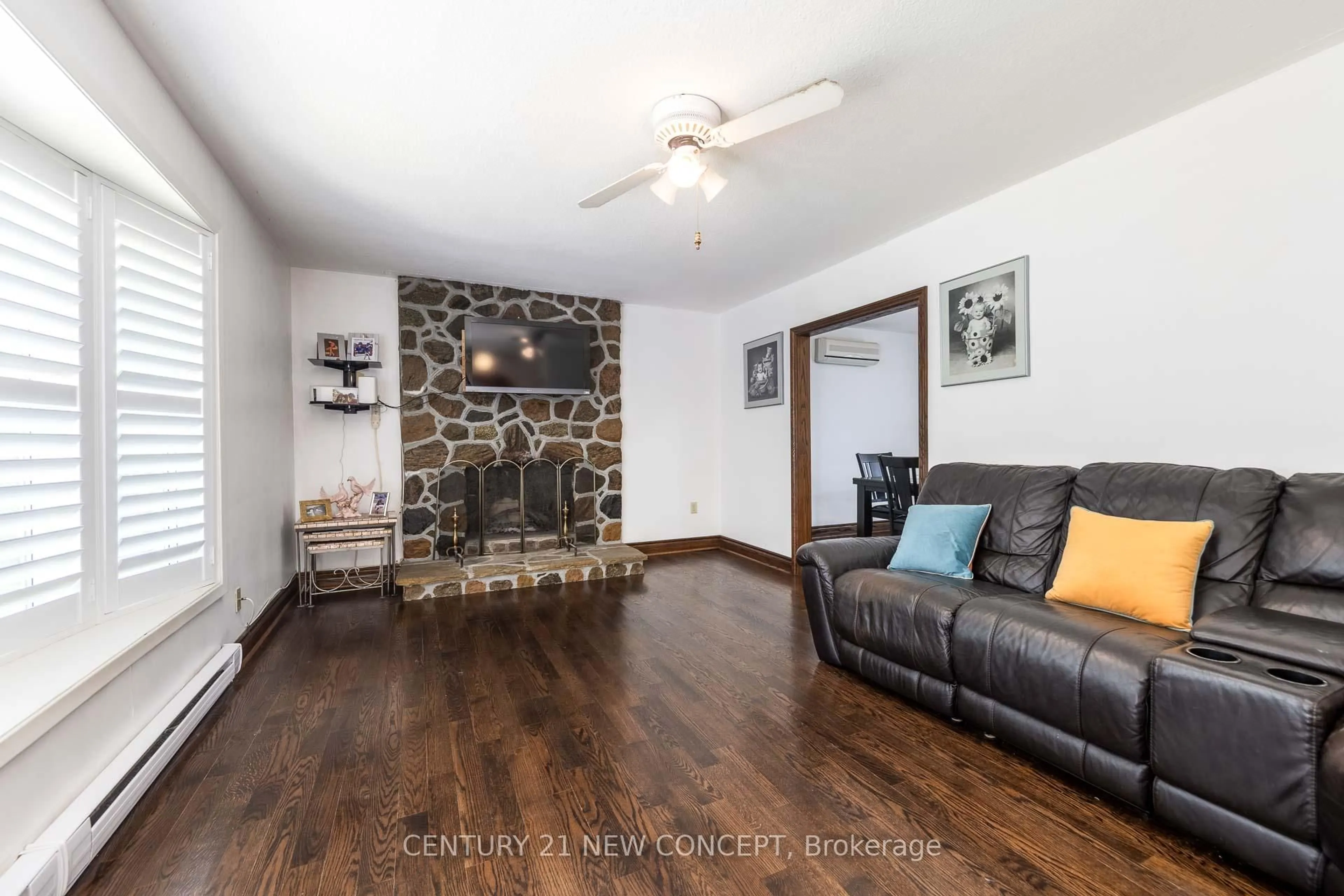 Living room with furniture, wood/laminate floor for 20430 Bathurst St, East Gwillimbury Ontario L9N 1P5