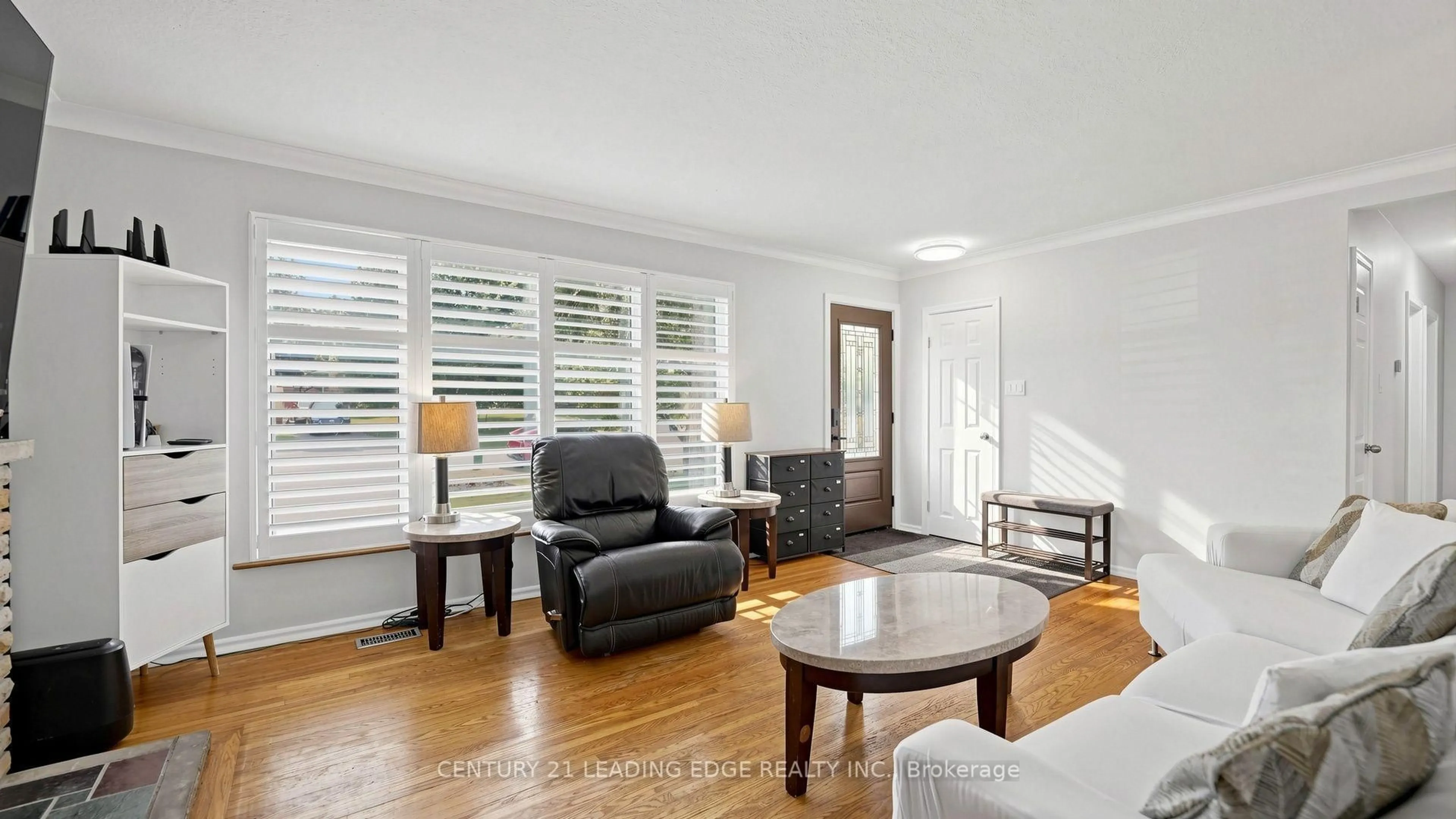 Living room with furniture, wood/laminate floor for 14 Winlaw Pl, Markham Ontario L3P 2C6