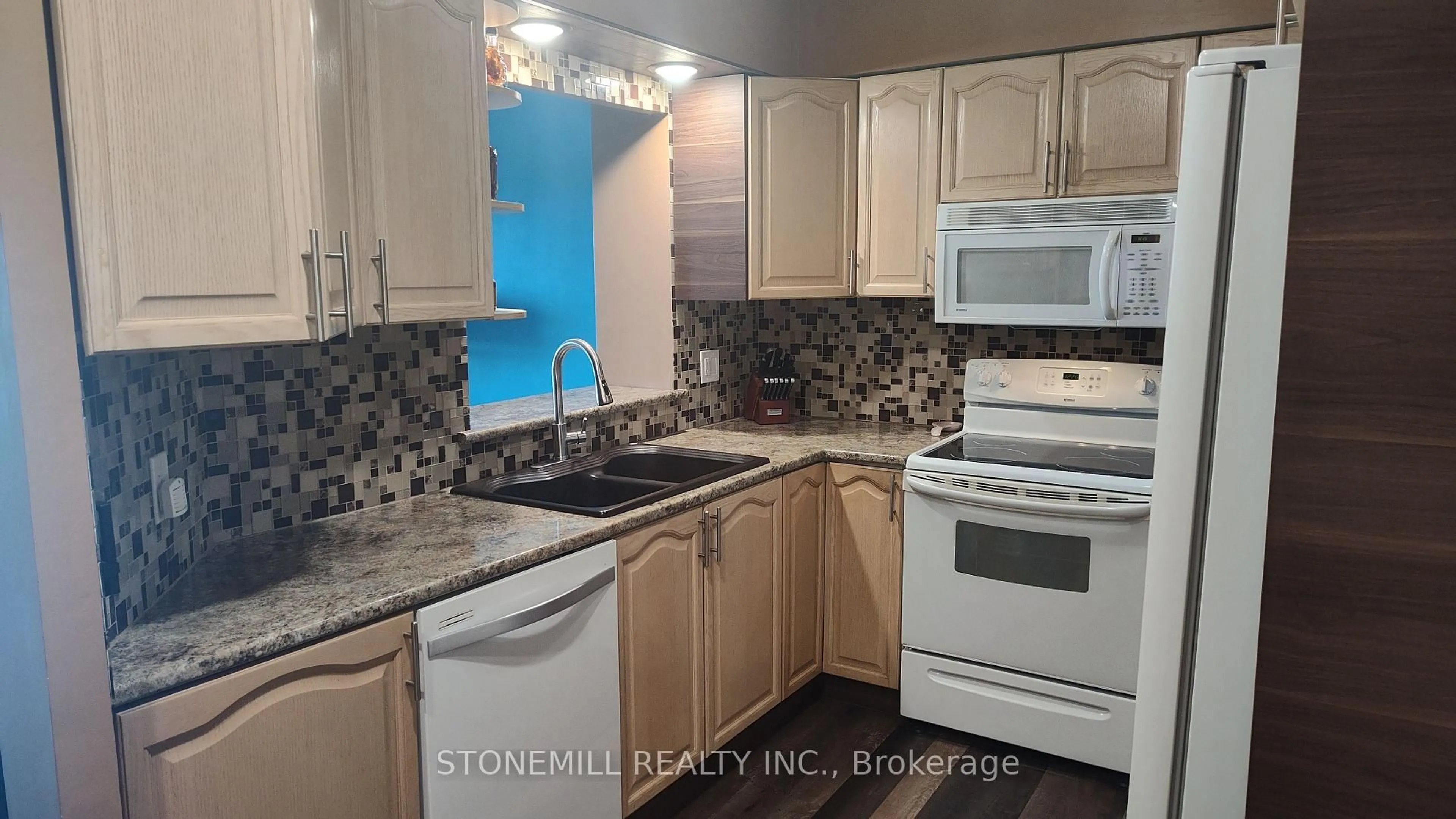Standard kitchen, ceramic/tile floor for 326 Major Mackenzie Dr #814, Richmond Hill Ontario L4C 8T4