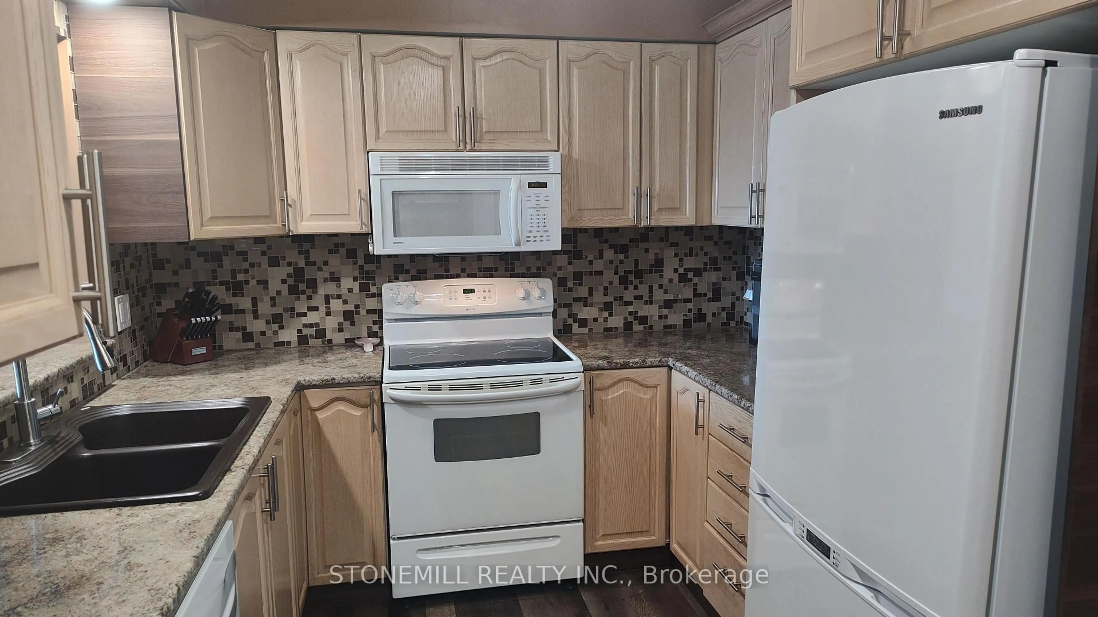 Standard kitchen, unknown for 326 Major Mackenzie Dr #814, Richmond Hill Ontario L4C 8T4