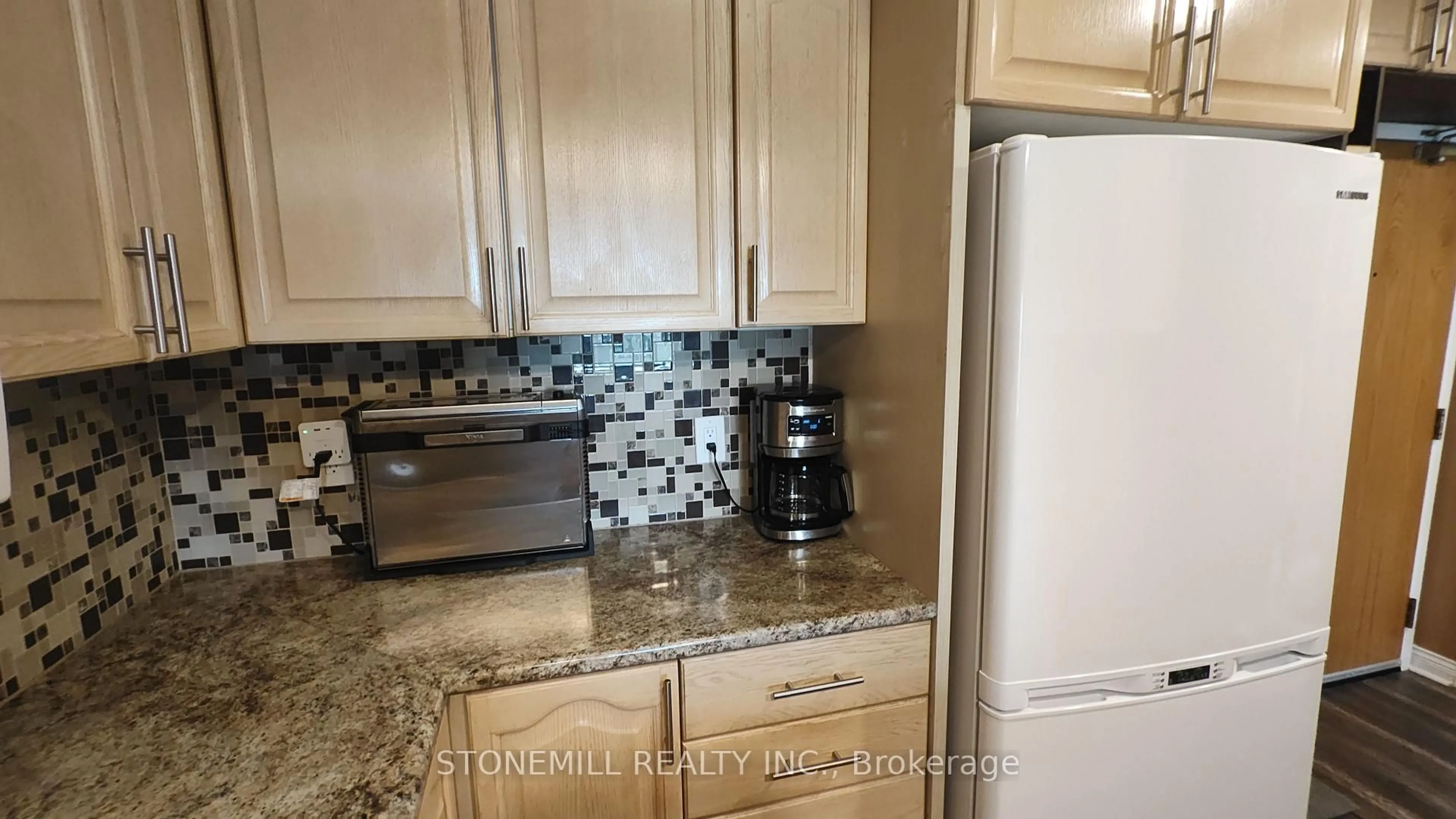 Standard kitchen, ceramic/tile floor for 326 Major Mackenzie Dr #814, Richmond Hill Ontario L4C 8T4