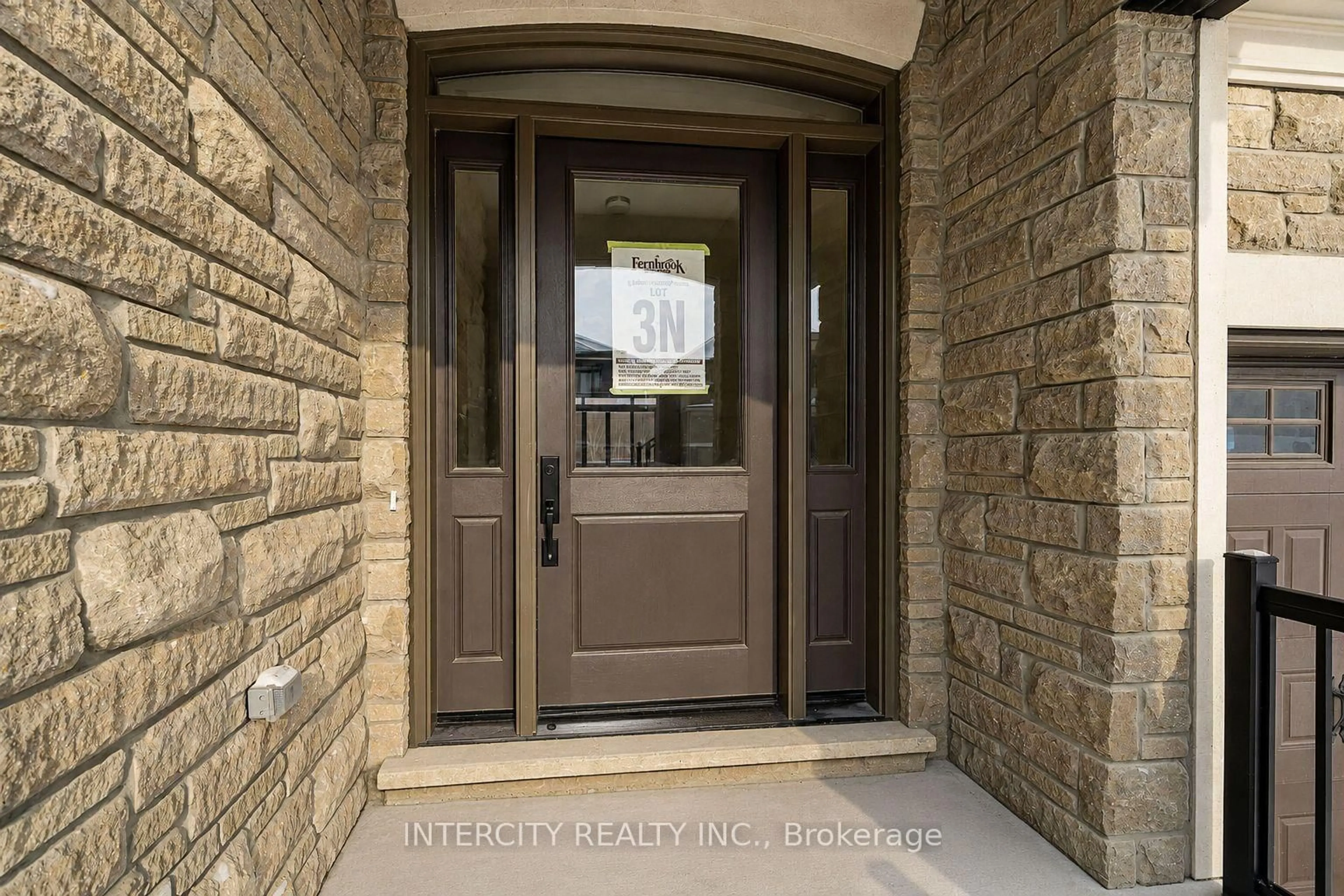 Indoor entryway for 8 Heart Lake Circ, King Ontario L7B 0T1