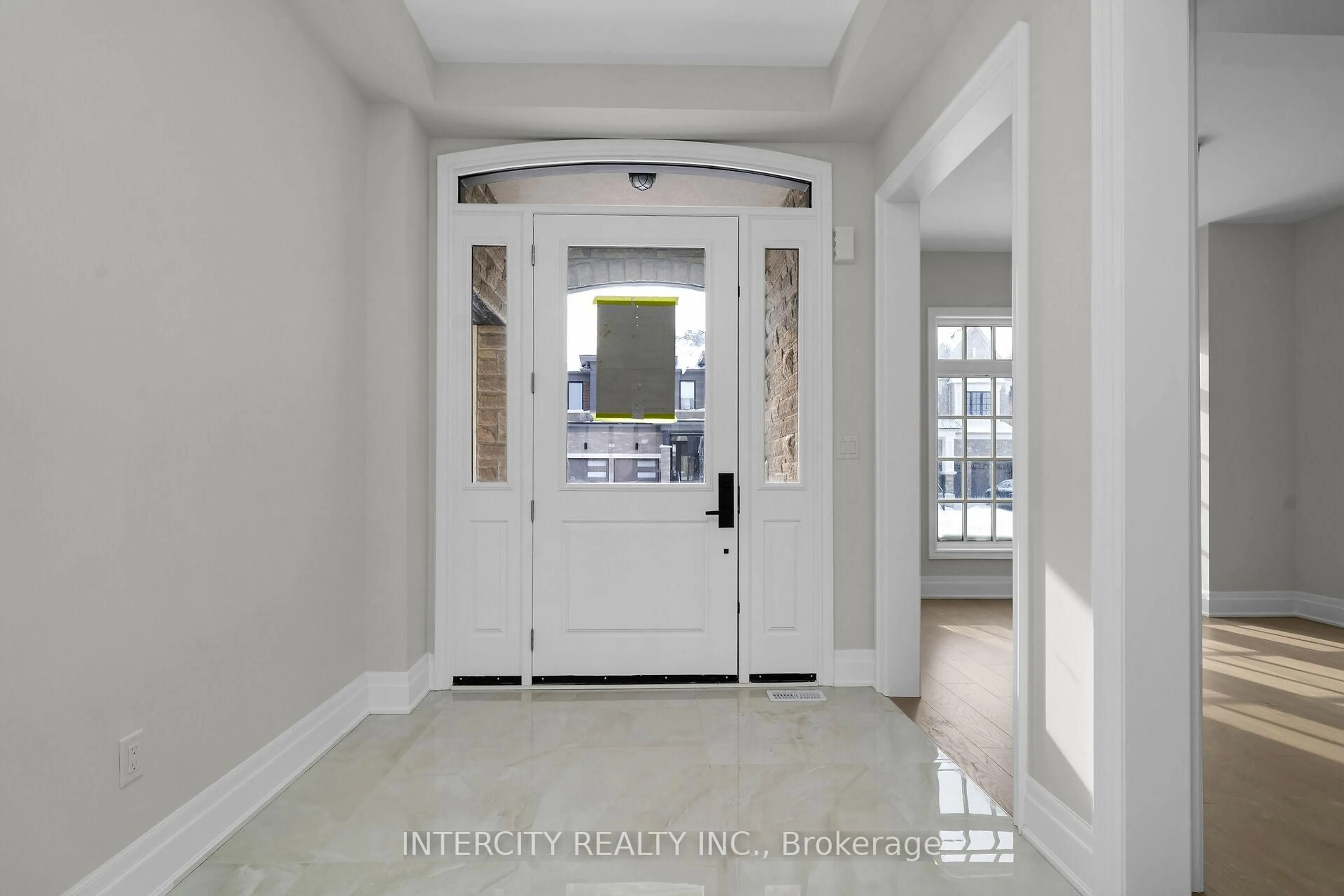 Indoor entryway for 8 Heart Lake Circ, King Ontario L7B 0T1
