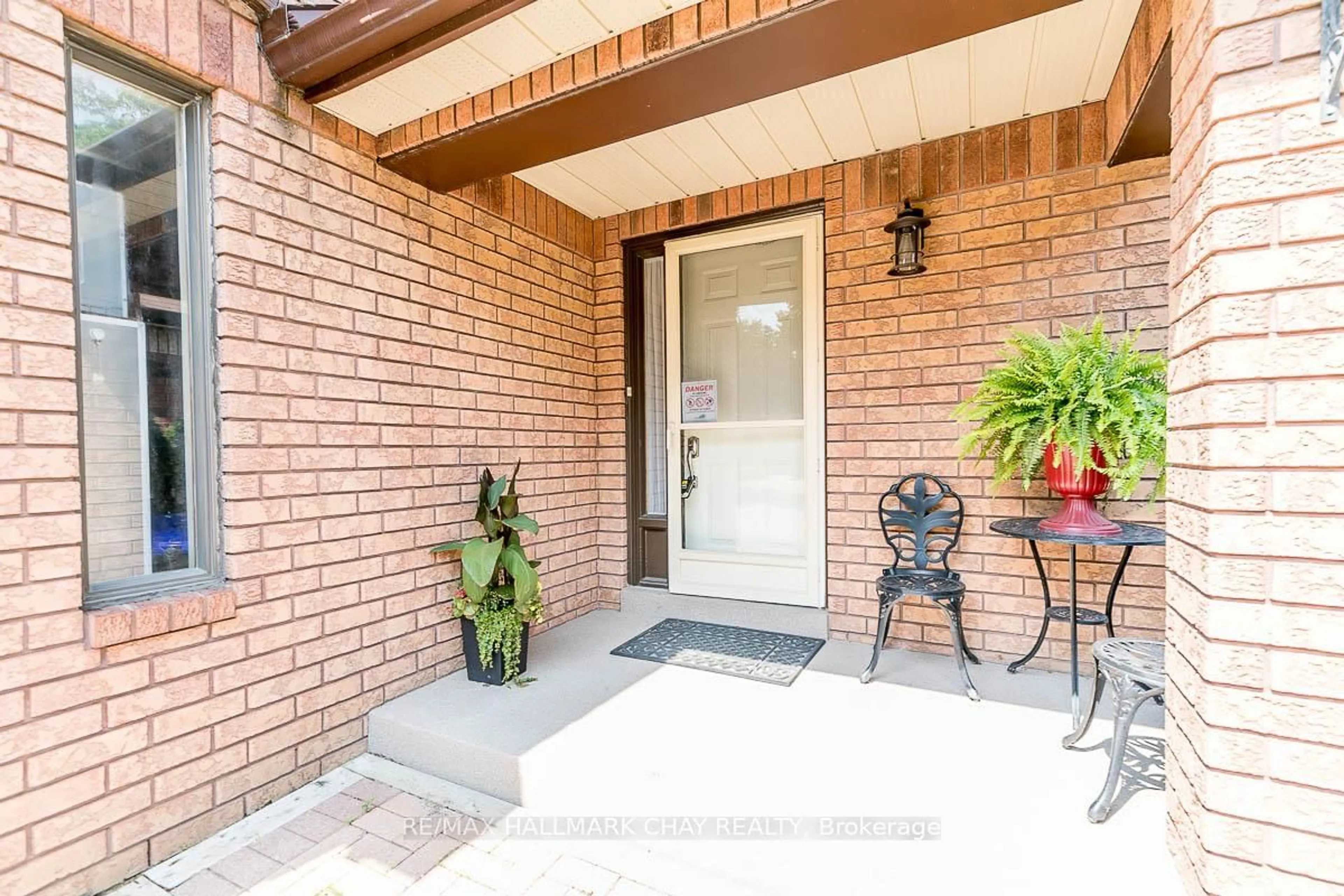 Indoor entryway for 149 Riverview Rd #5, New Tecumseth Ontario L9R 1Y2