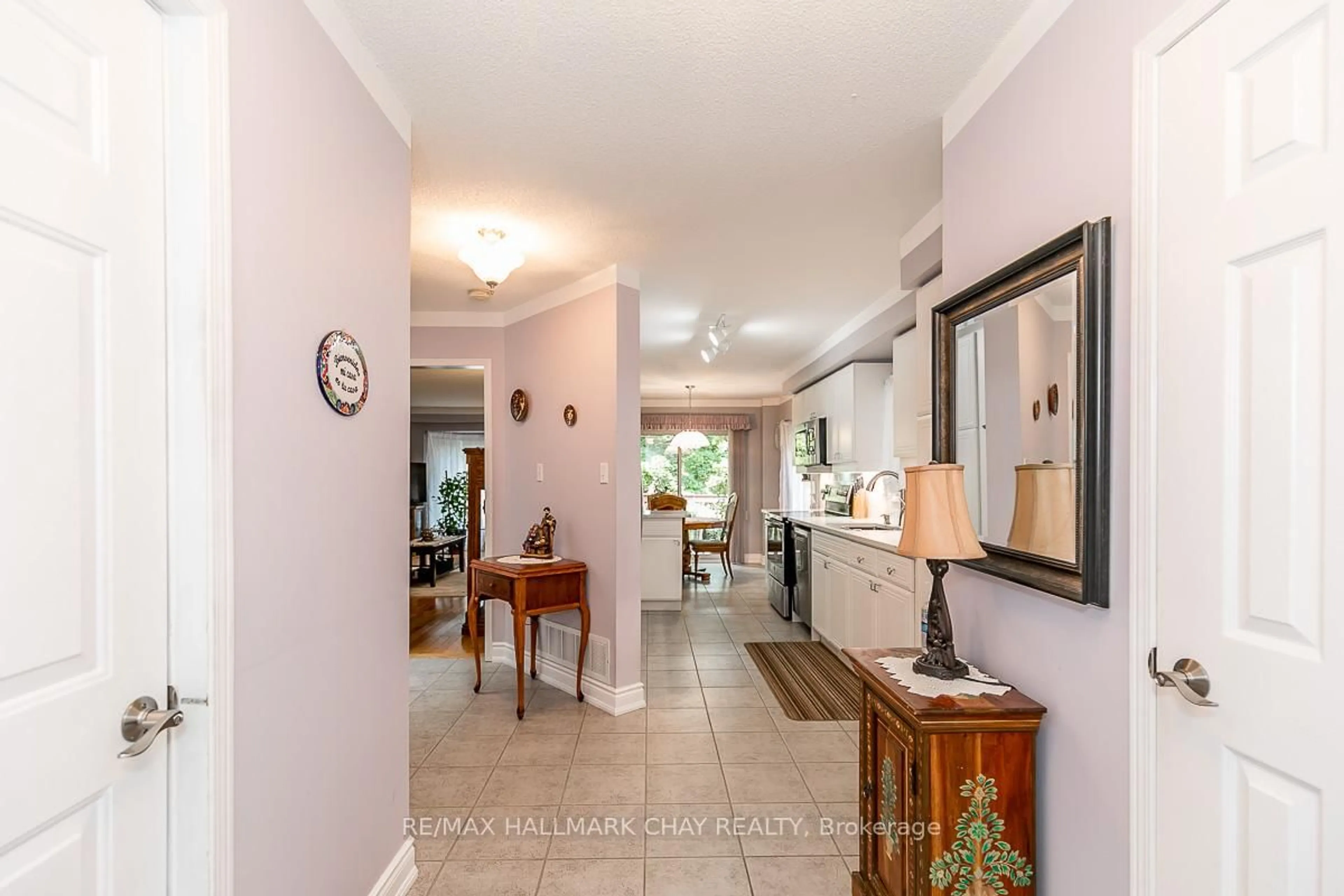 Indoor foyer for 149 Riverview Rd #5, New Tecumseth Ontario L9R 1Y2