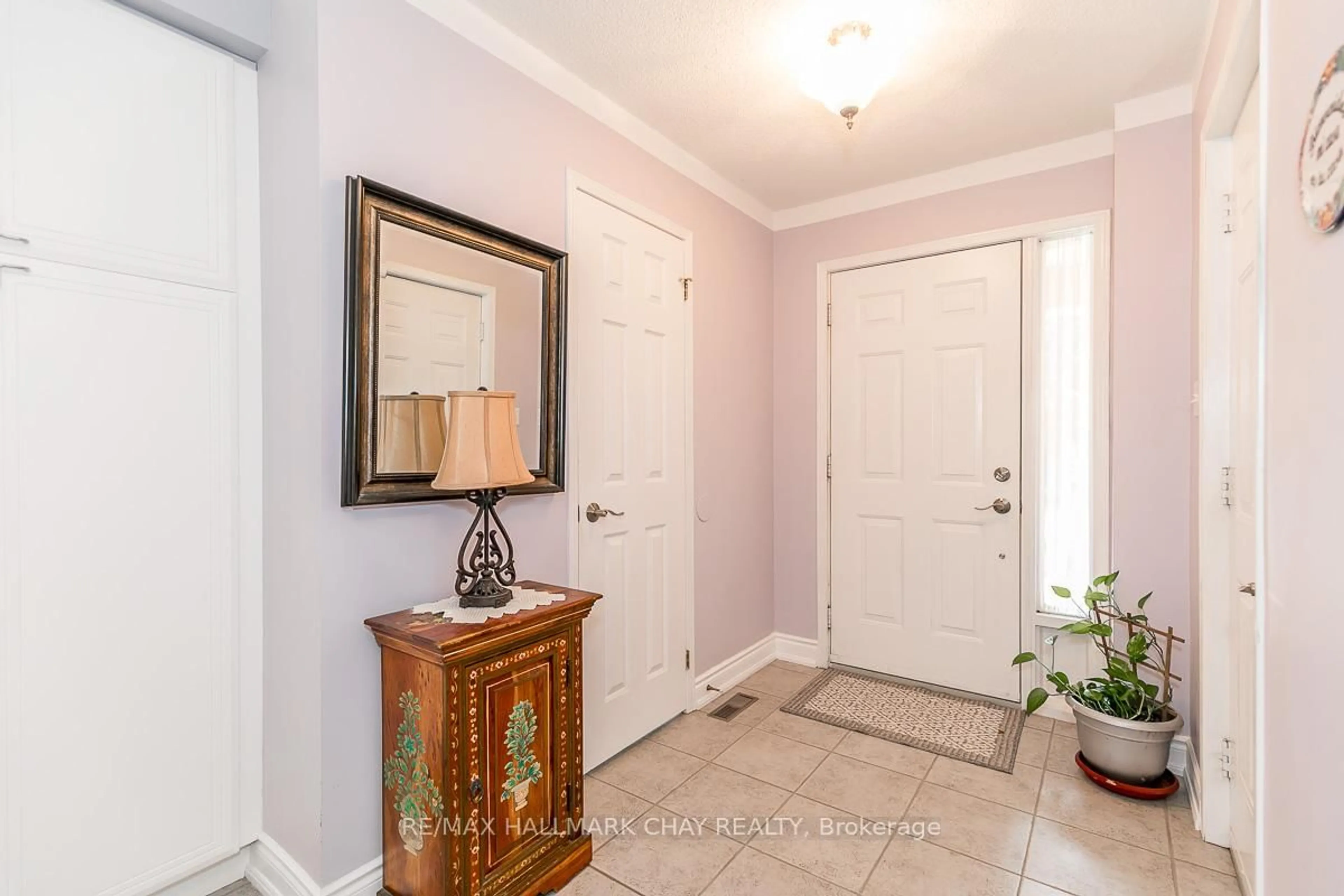 Indoor entryway for 149 Riverview Rd #5, New Tecumseth Ontario L9R 1Y2