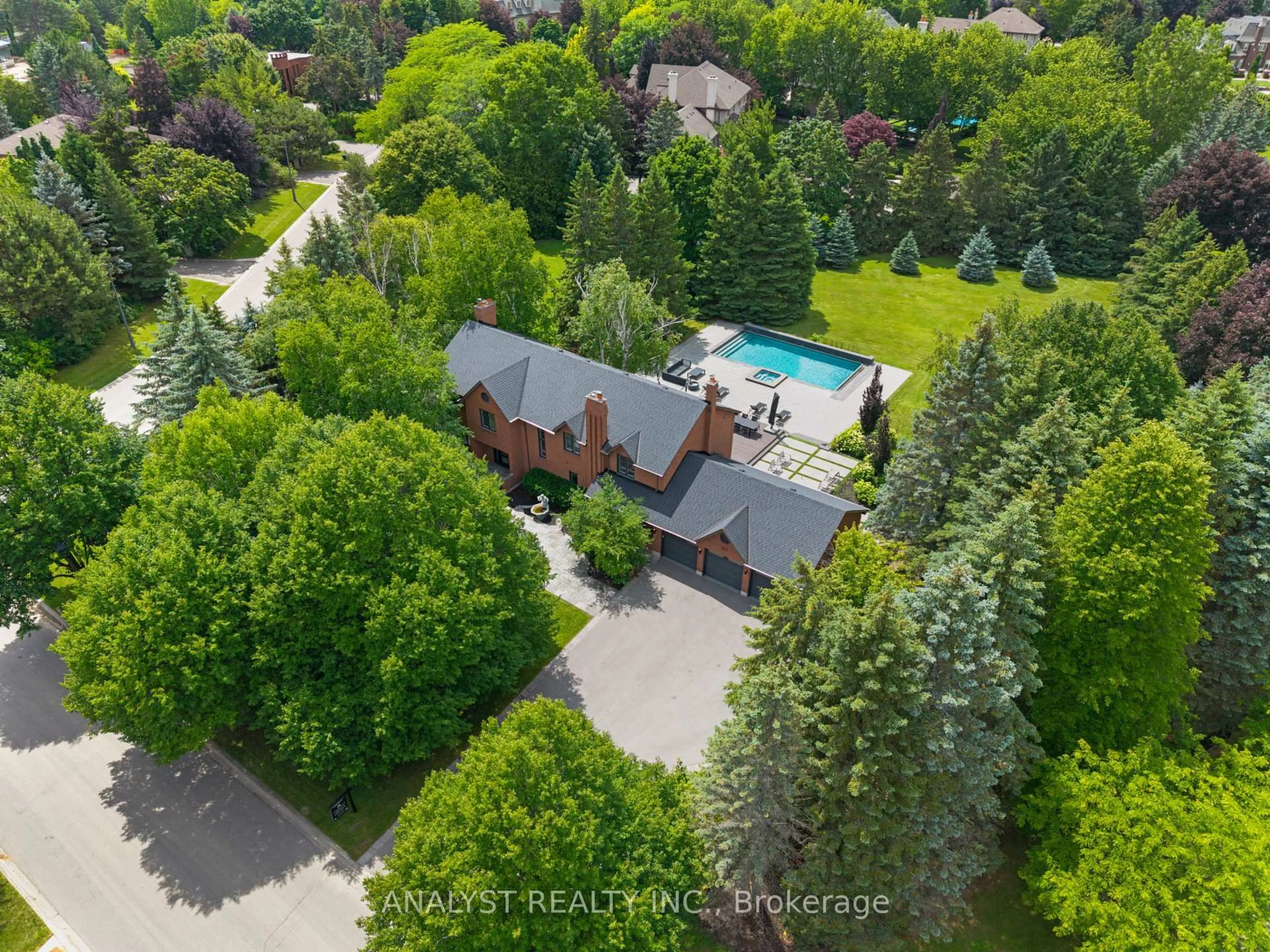 A pic from outside/outdoor area/front of a property/back of a property/a pic from drone, street for 20 Fenyrose Cres, Vaughan Ontario L4L 7B3