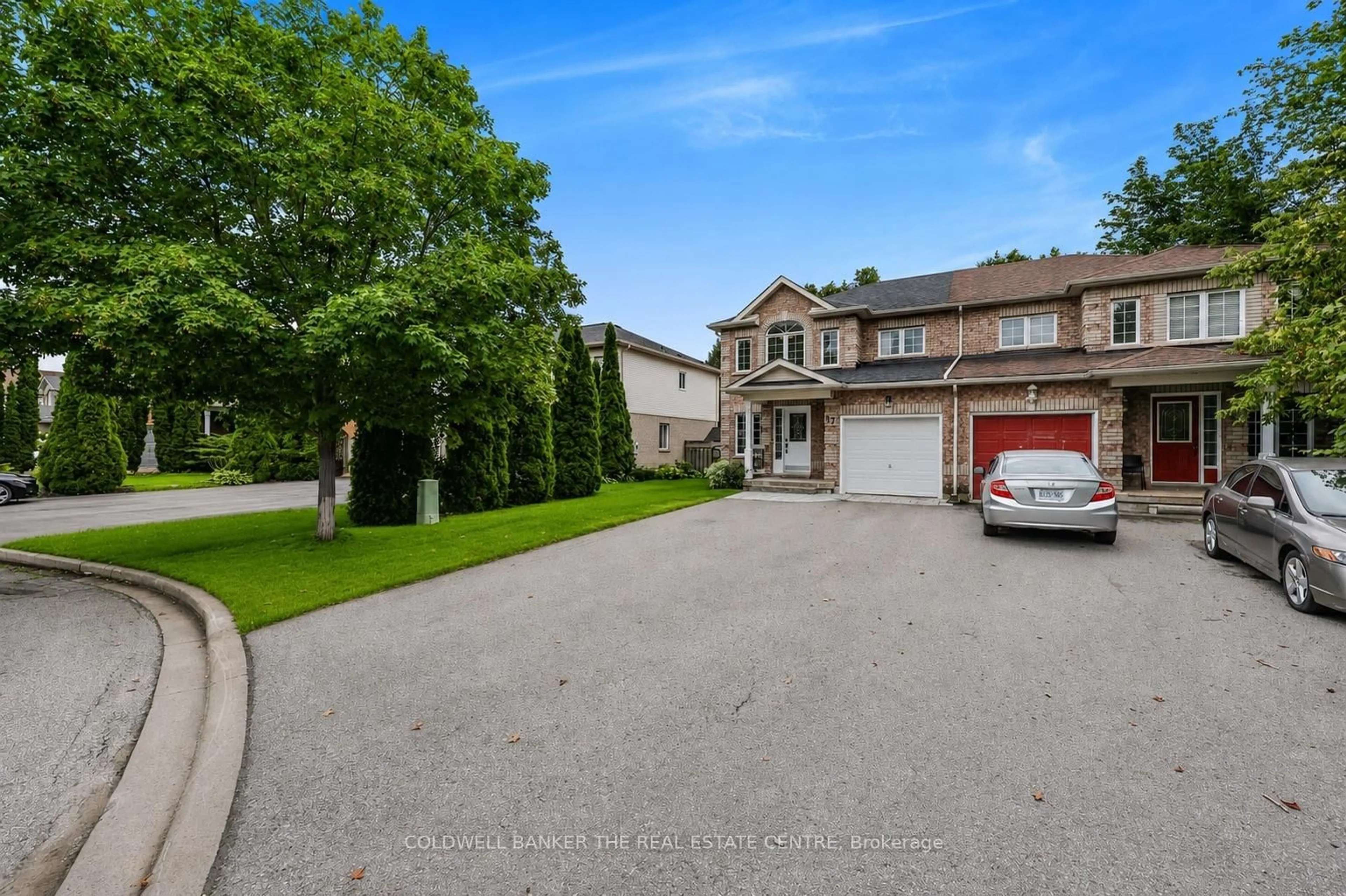 A pic from outside/outdoor area/front of a property/back of a property/a pic from drone, street for 37 Rainbow Crt, Georgina Ontario L4P 3Z6