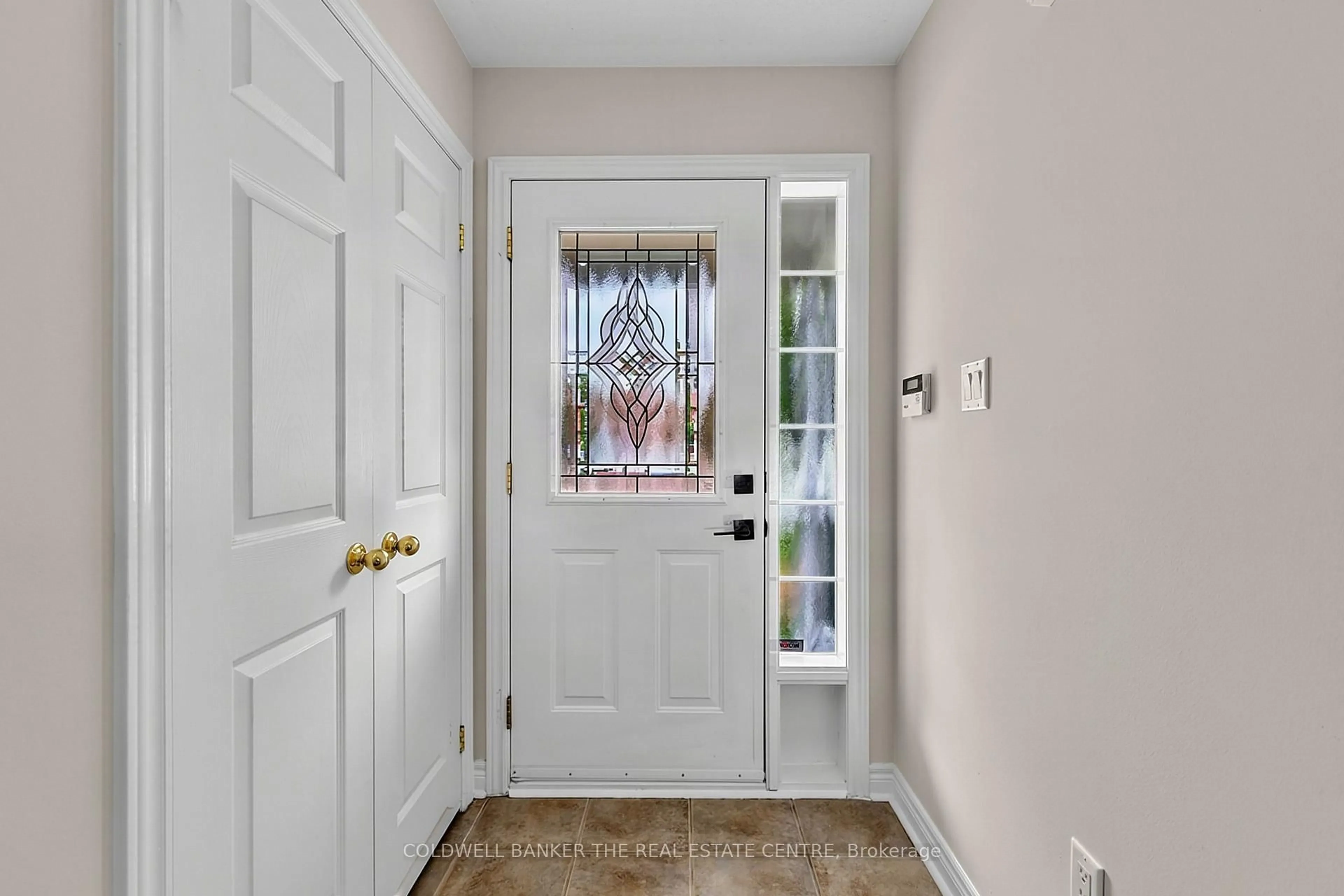 Indoor entryway for 37 Rainbow Crt, Georgina Ontario L4P 3Z6