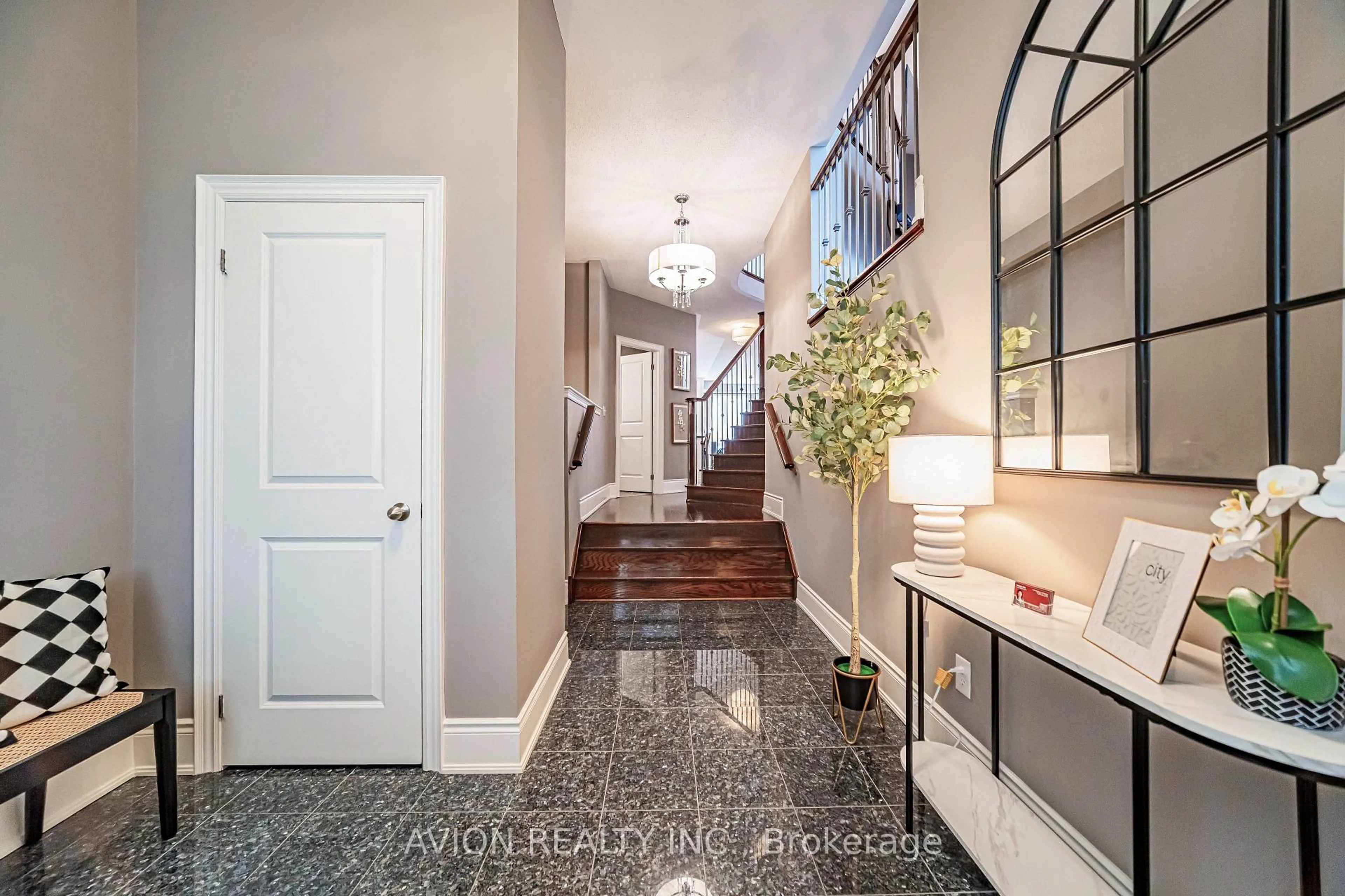 Indoor entryway for 46 Rogers Tr, Bradford West Gwillimbury Ontario L3Z 0G5