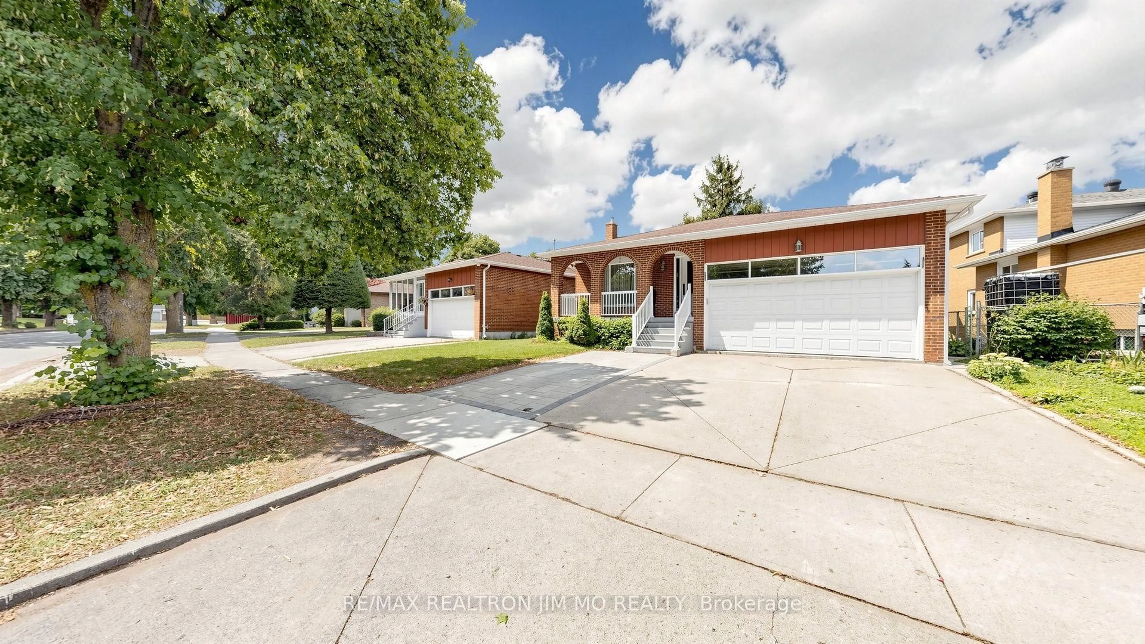 A pic from outside/outdoor area/front of a property/back of a property/a pic from drone, street for 211 Risebrough Crct, Markham Ontario L3R 3J1