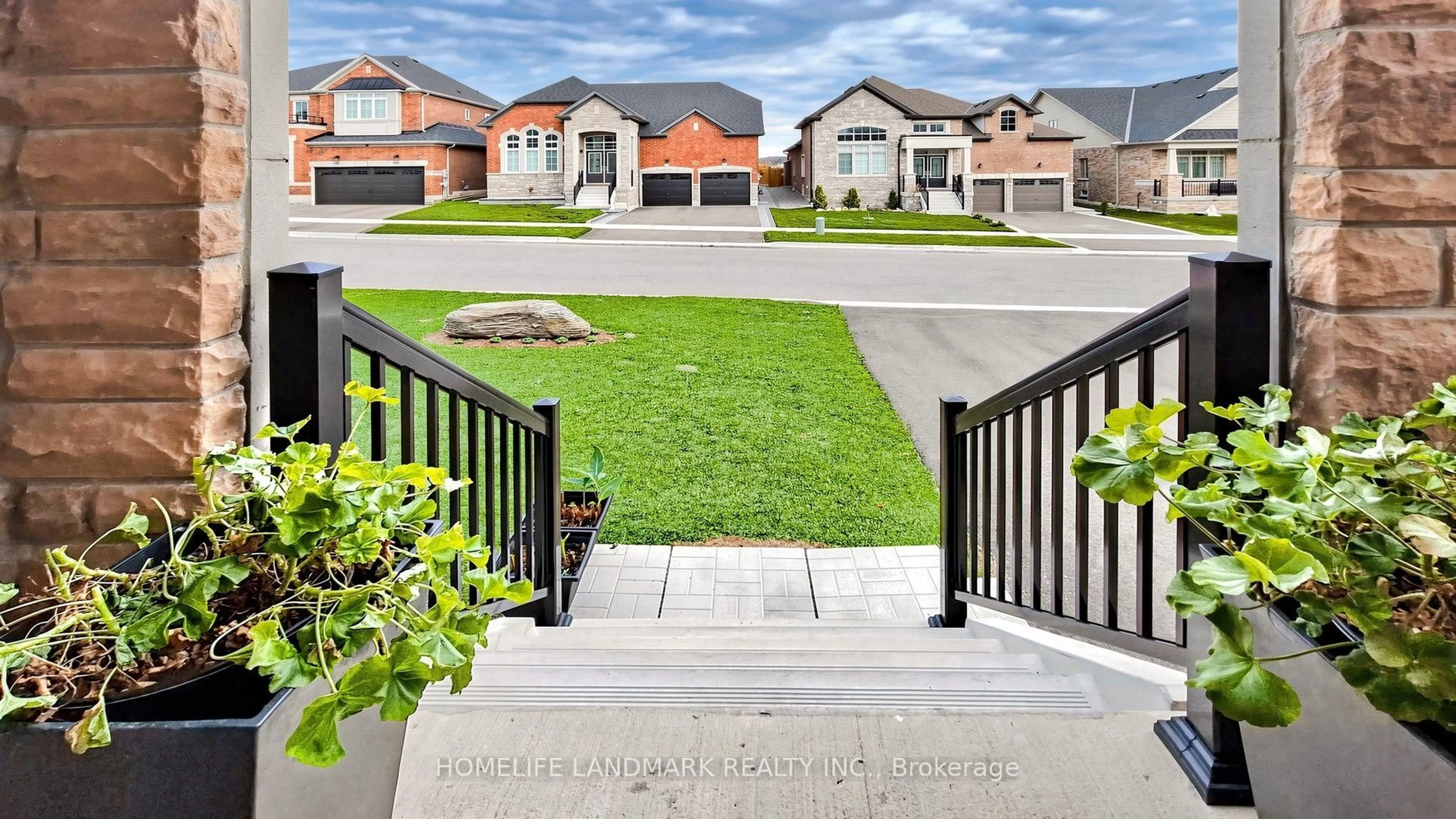 A pic from outside/outdoor area/front of a property/back of a property/a pic from drone, street for 1486 Broderick St, Innisfil Ontario L9S 0R4