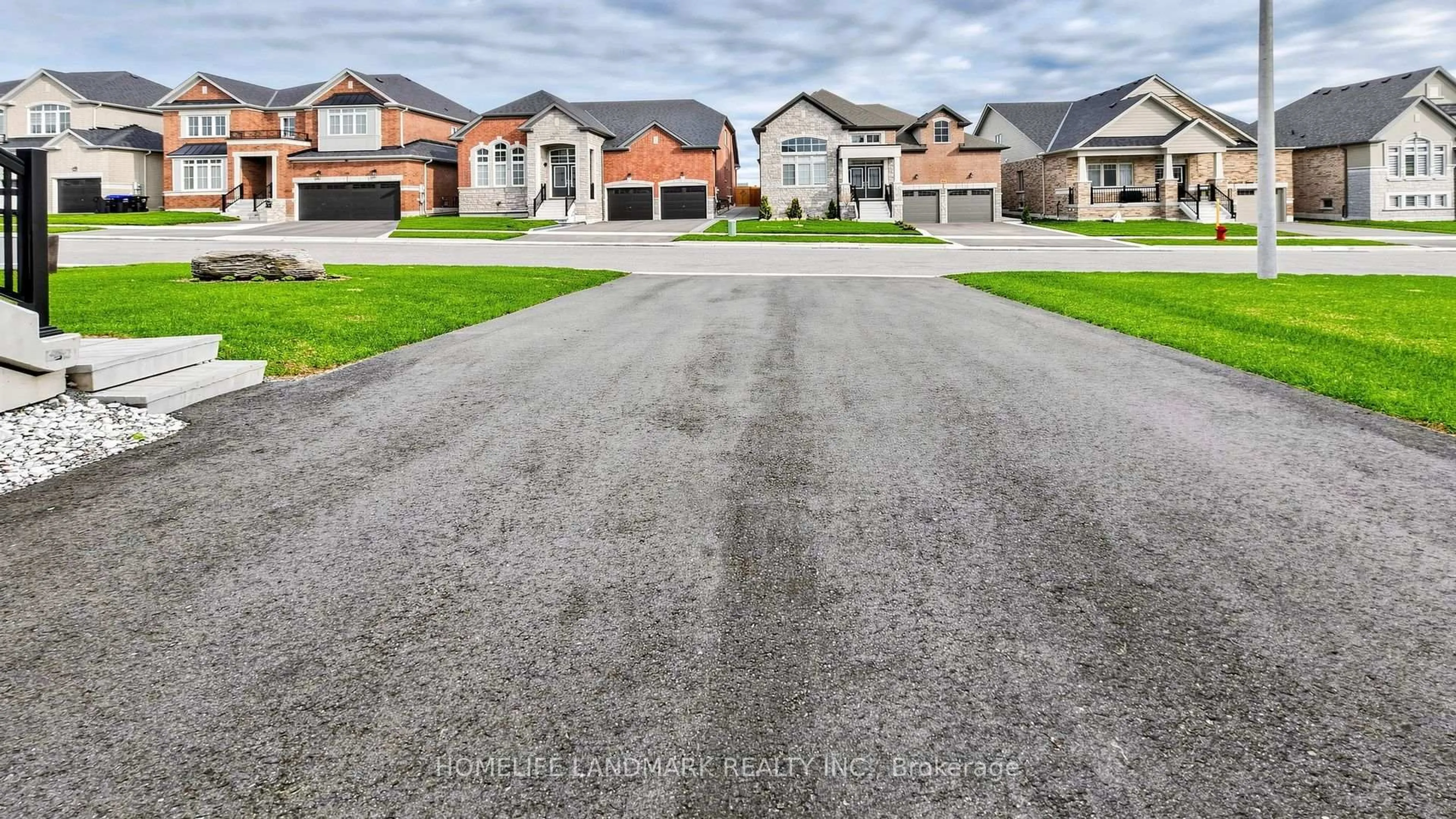 A pic from outside/outdoor area/front of a property/back of a property/a pic from drone, street for 1486 Broderick St, Innisfil Ontario L9S 0R4